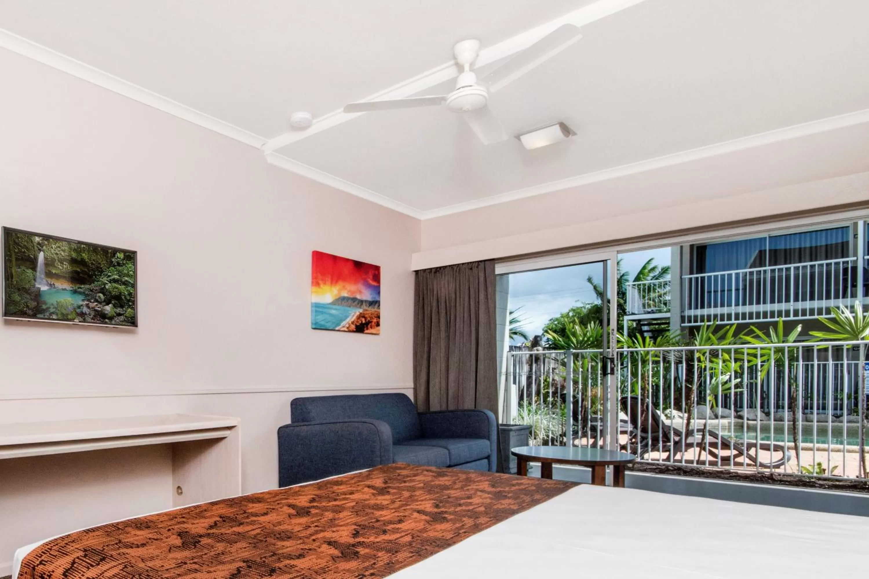 Property building, Bed in Comfort Inn Cairns City