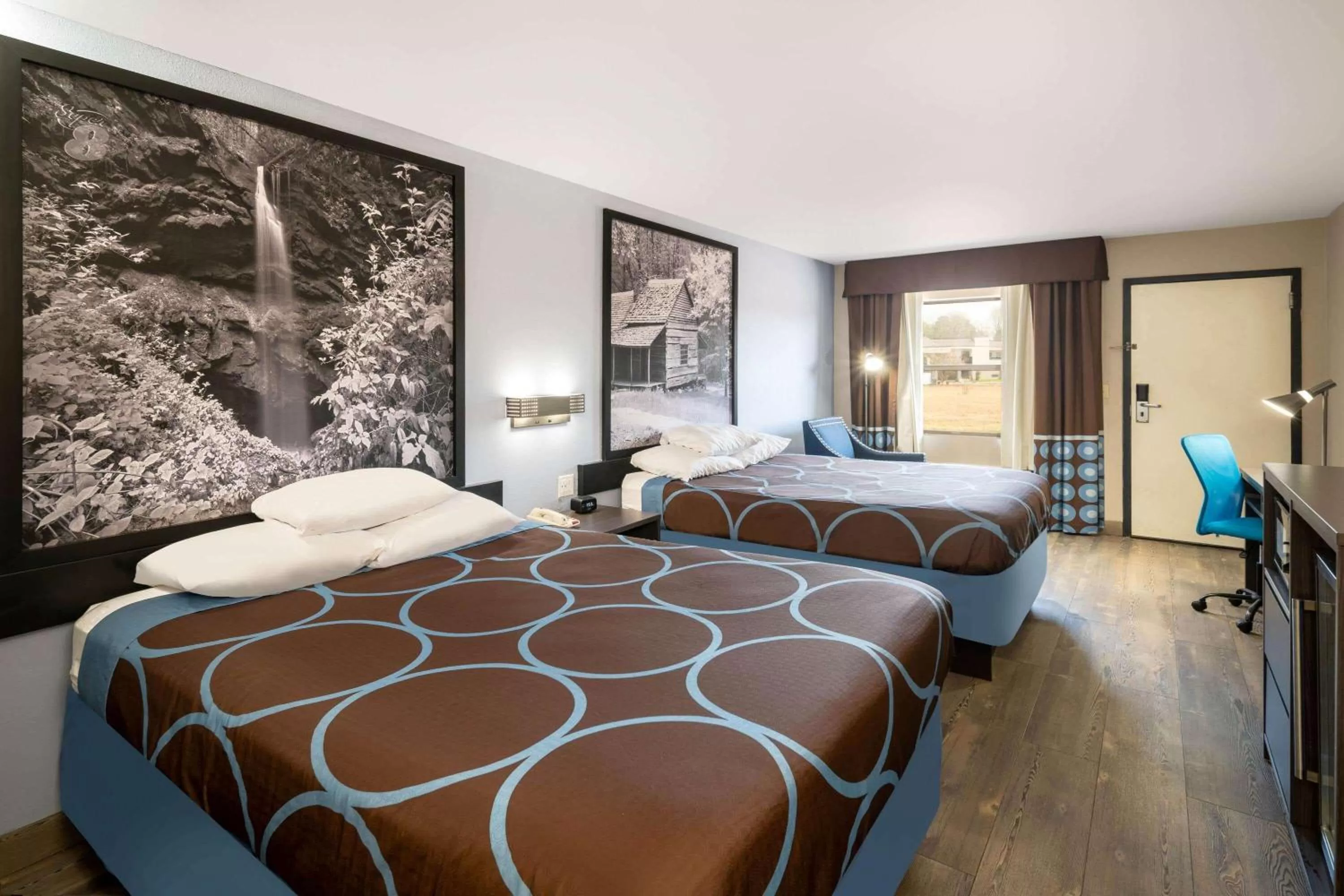 Photo of the whole room, Bed in Super 8 by Wyndham Cleveland