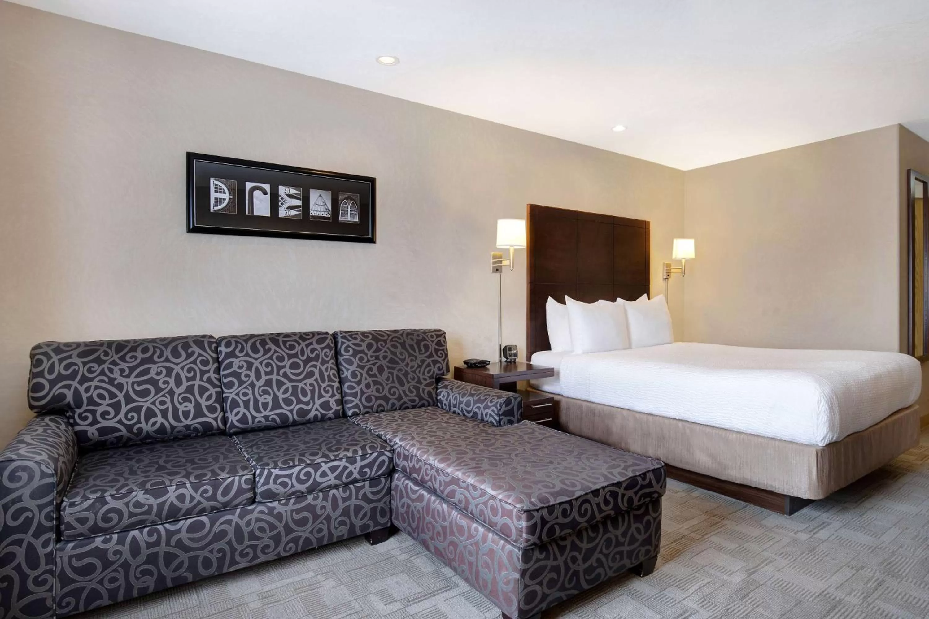 Photo of the whole room, Bed in Days Inn by Wyndham Medicine Hat