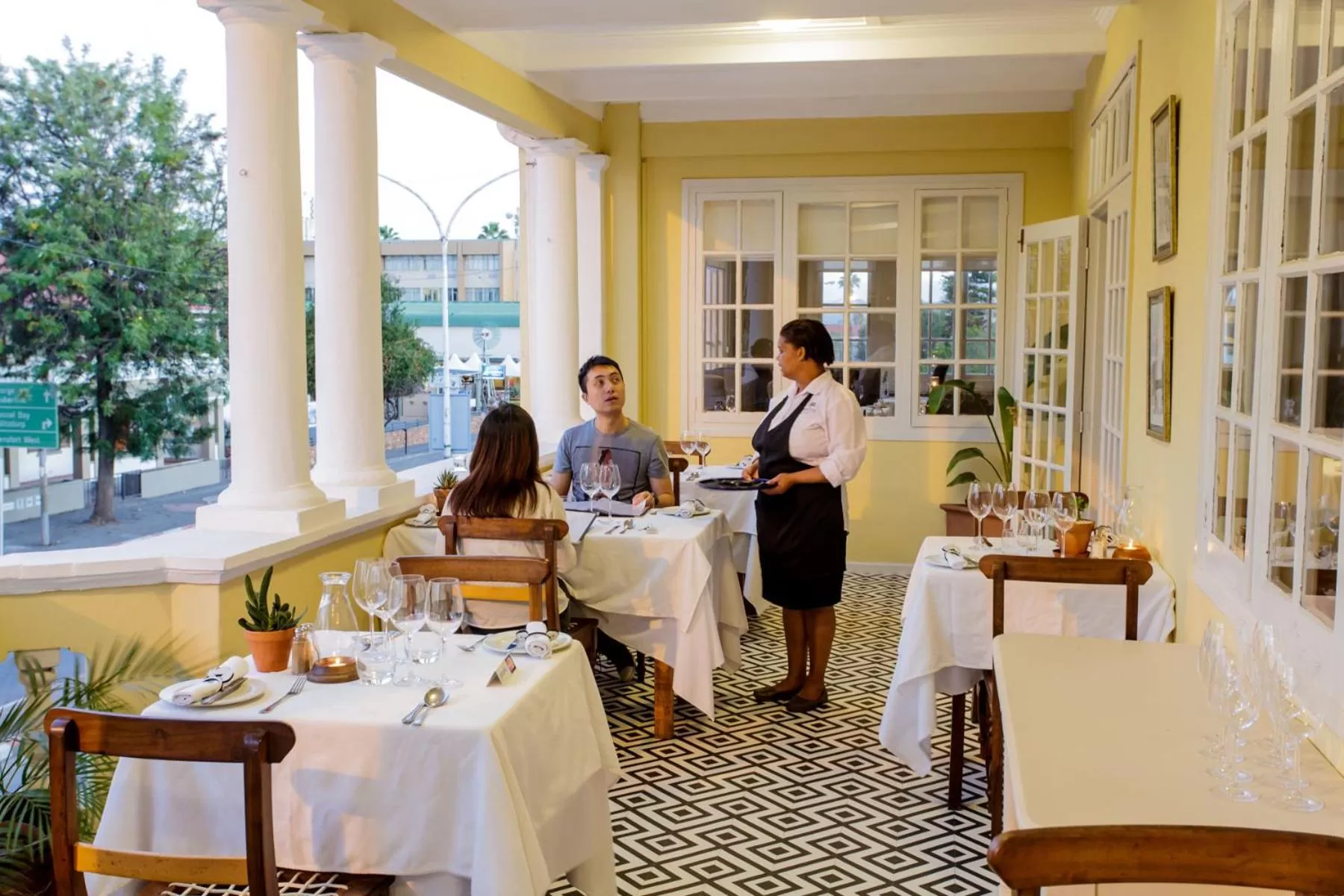 Restaurant/places to eat in Queen's Hotel by BON Hotels