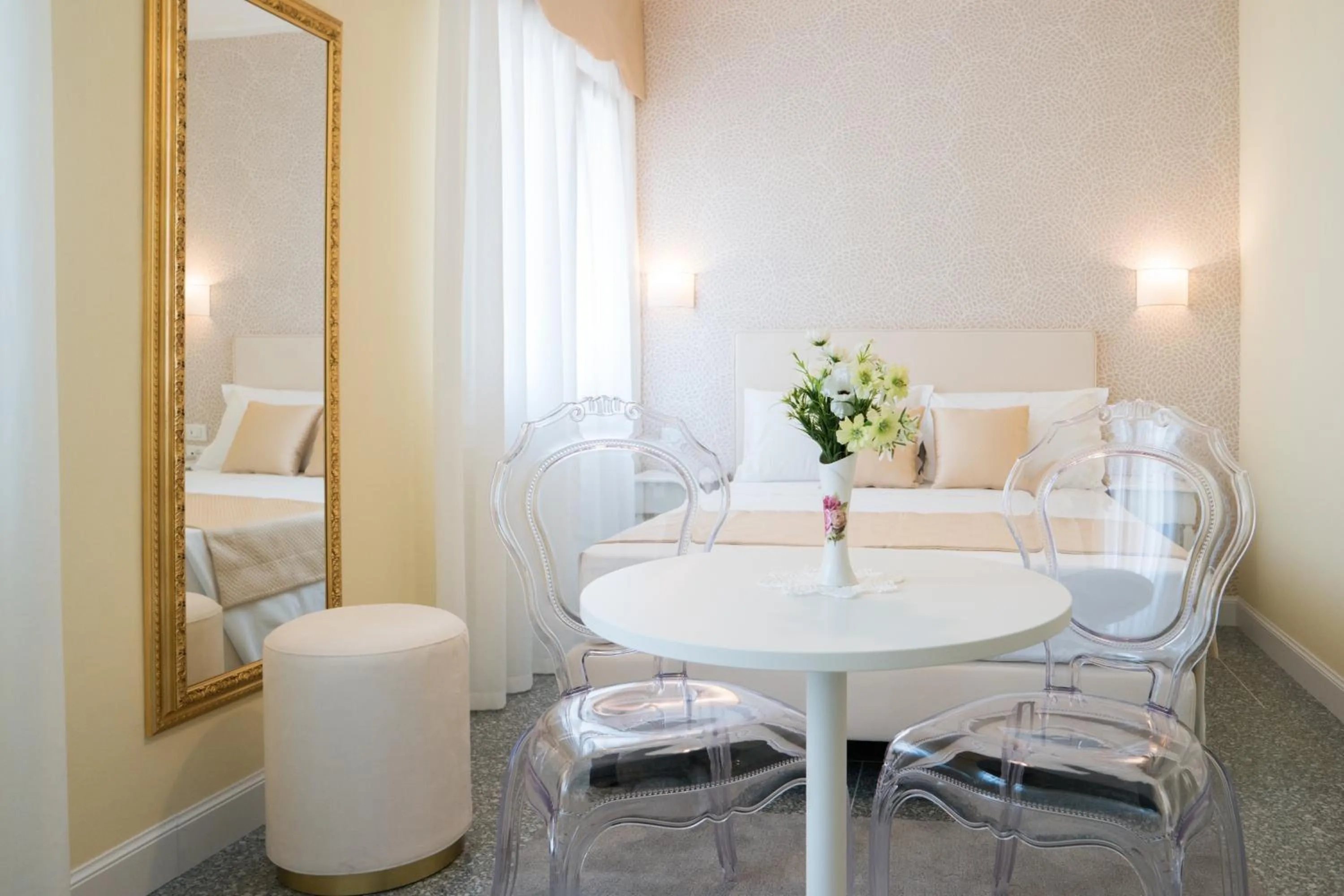 Seating area in Guest House Train Station Venice - Atika & Atif