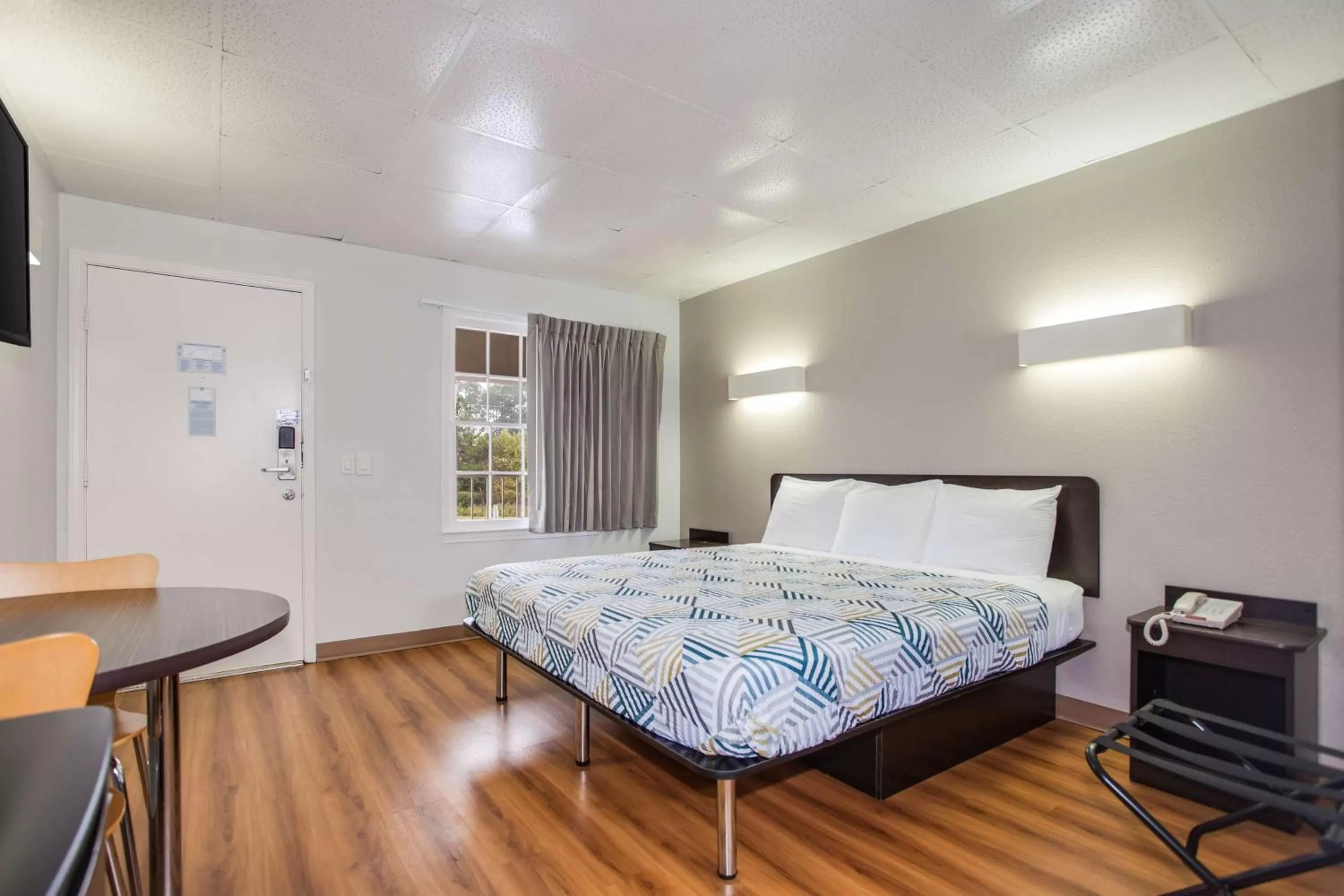 Photo of the whole room, Bed in Motel 6-Walterboro, SC