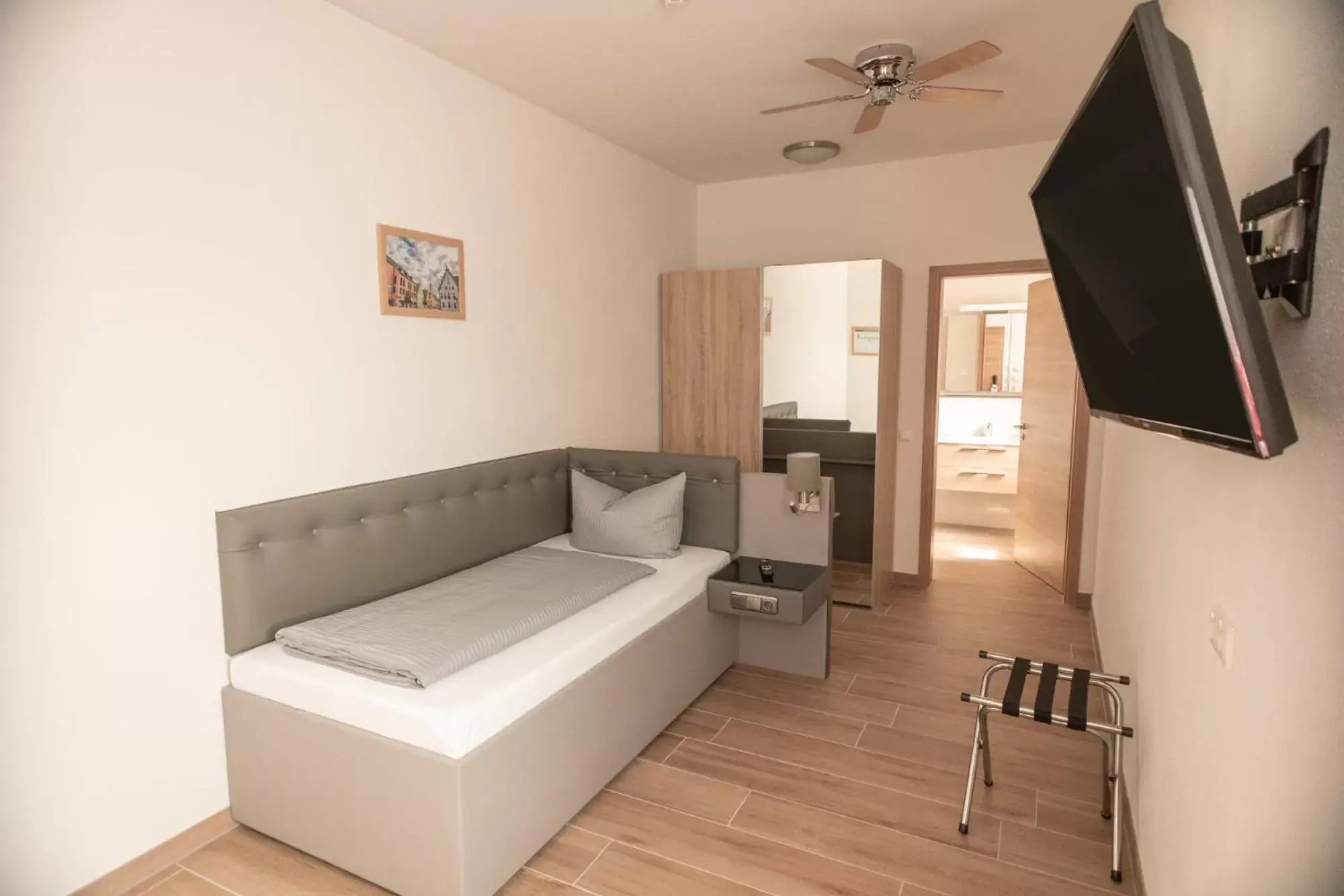 Single Room with Bathroom - single occupancy in Stadthotel Donauwörth Single Room with Bathroom - single occupancy in Stadthotel Donauwörth