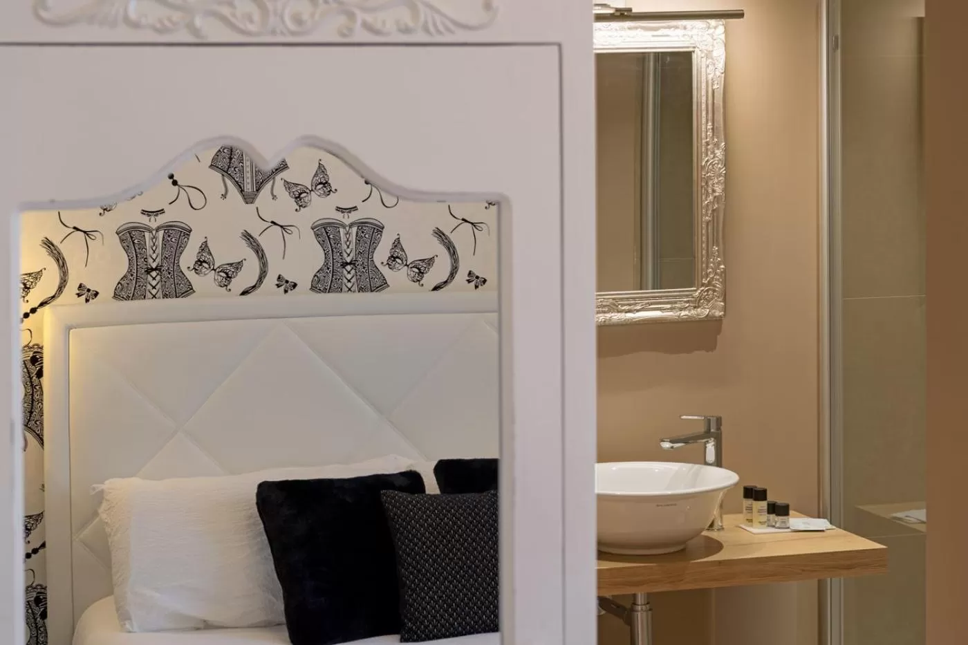 Bathroom in Lainez Rooms & Suites