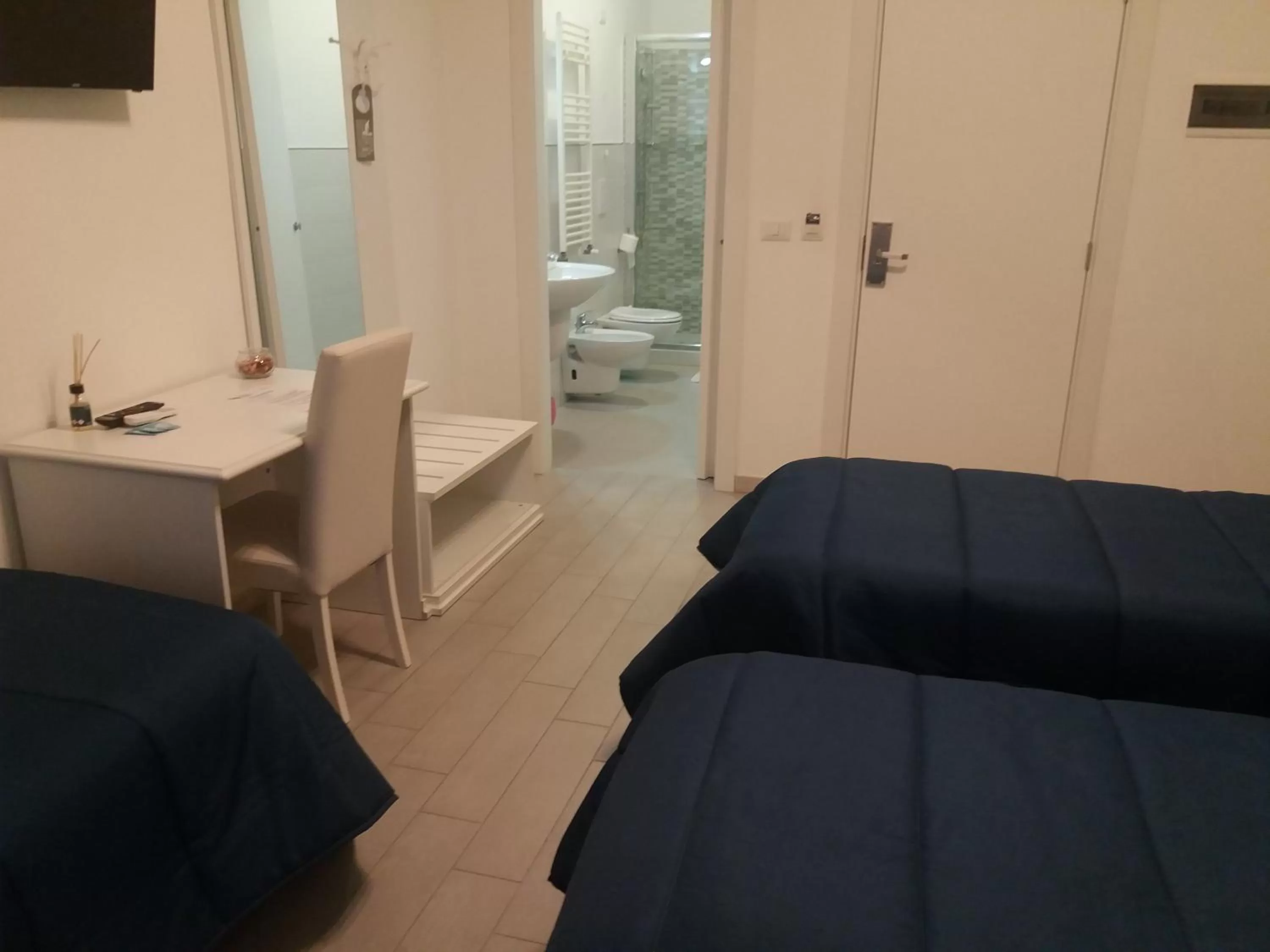 Bathroom, Bed in Hotel Costa