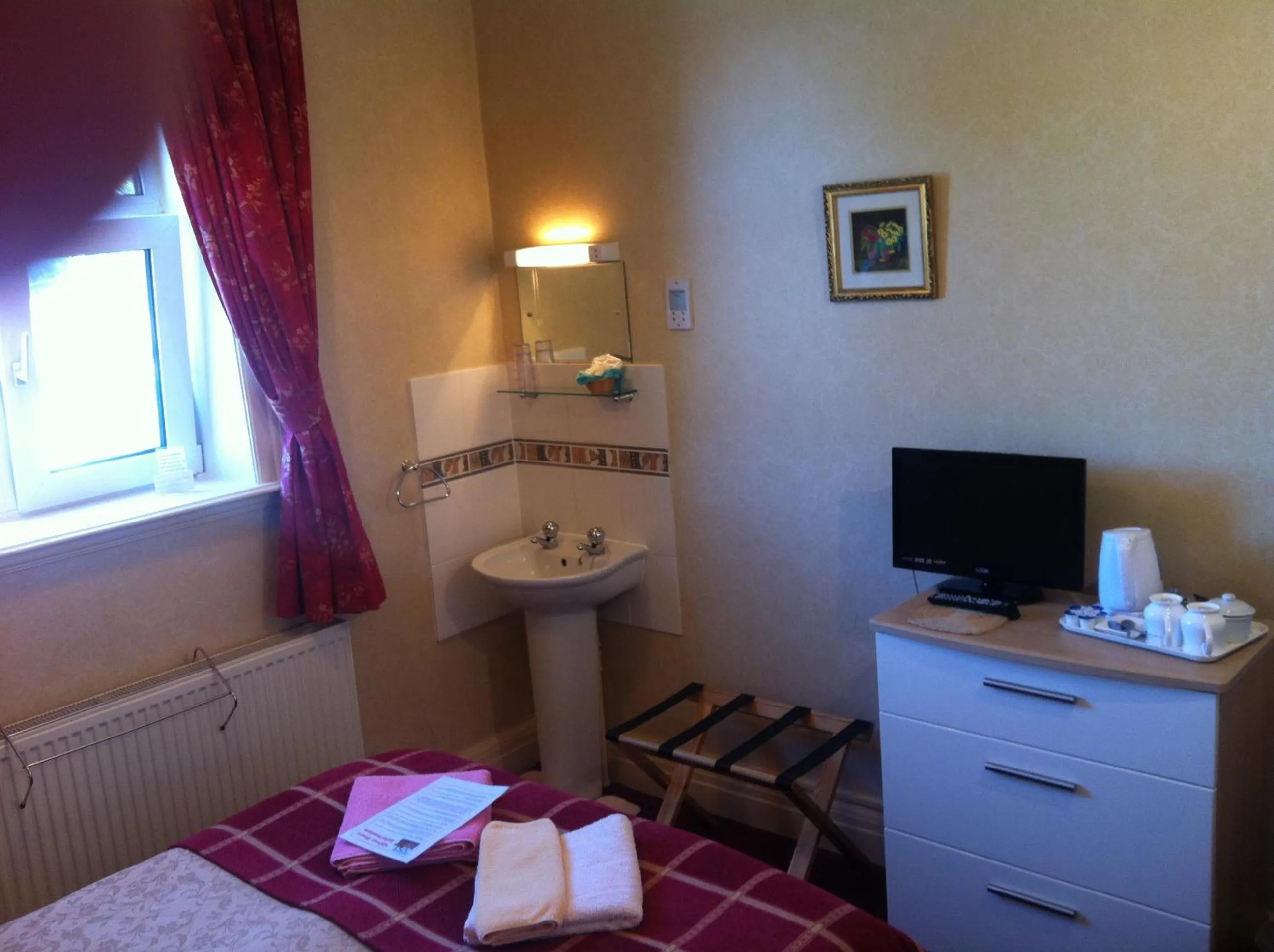 TV and multimedia, Bed in Midway Guest House