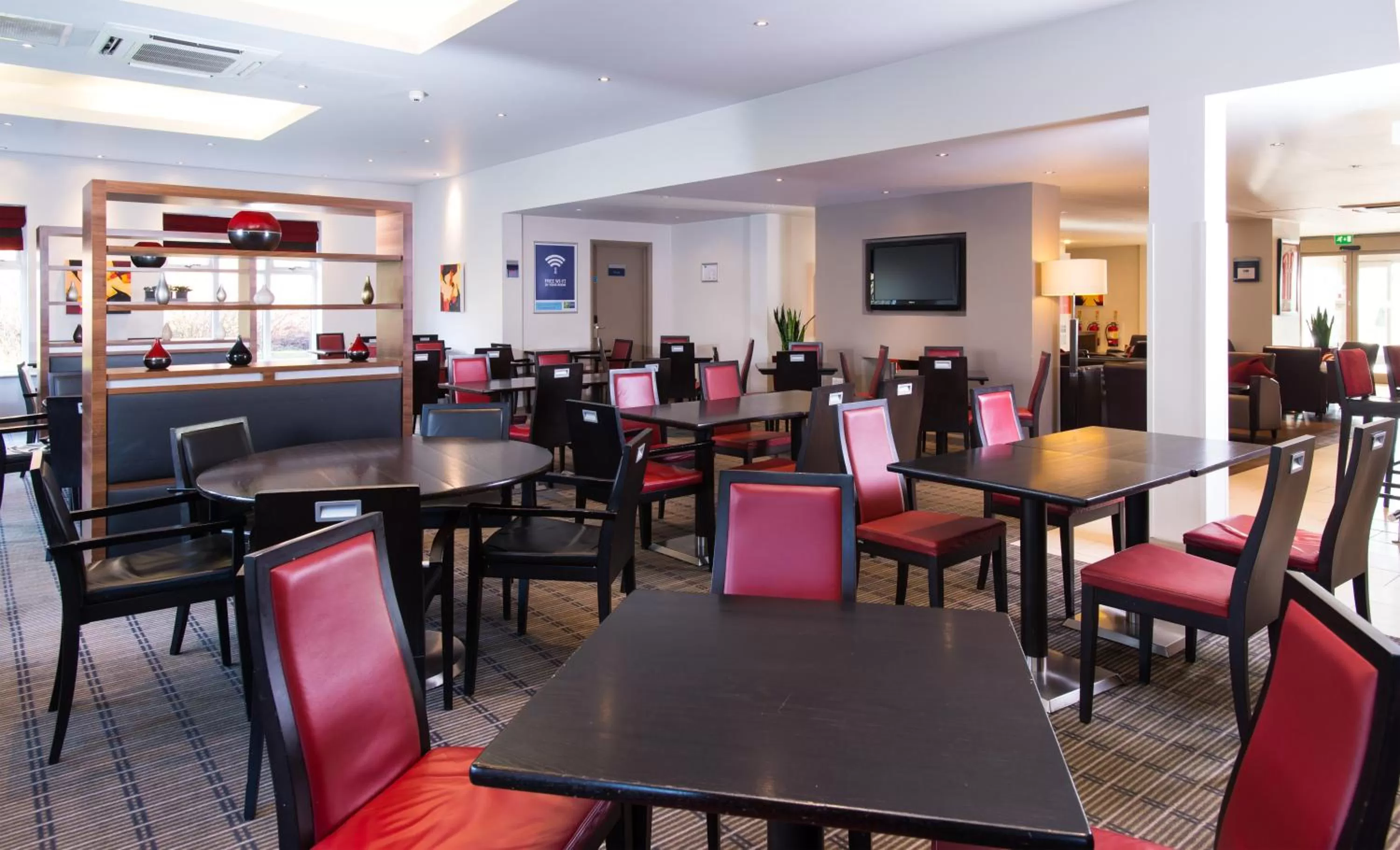 Lounge or bar in Holiday Inn Express Stoke-On-Trent by IHG