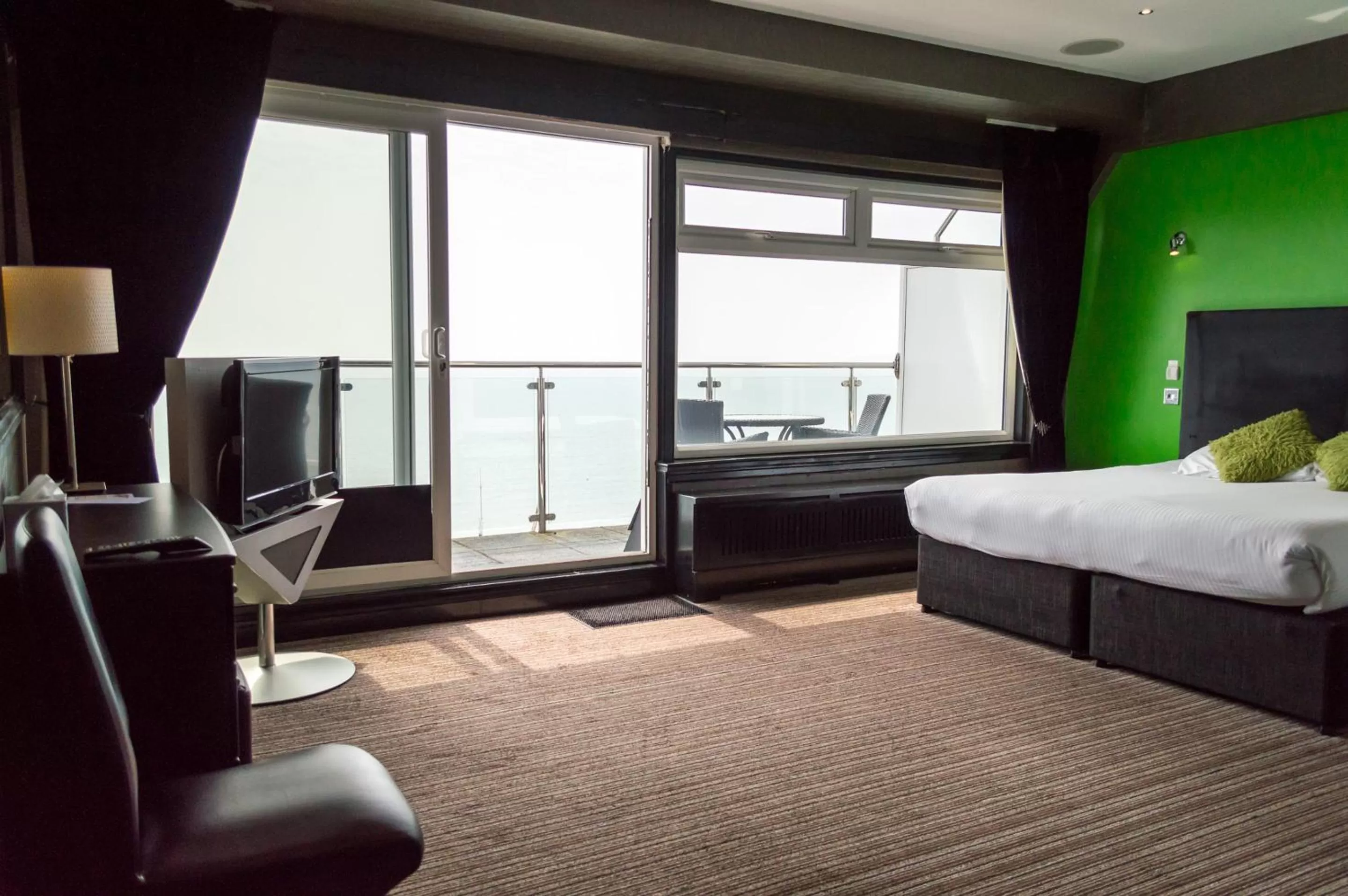 Balcony/Terrace, Bed in Suncliff Hotel - OCEANA COLLECTION