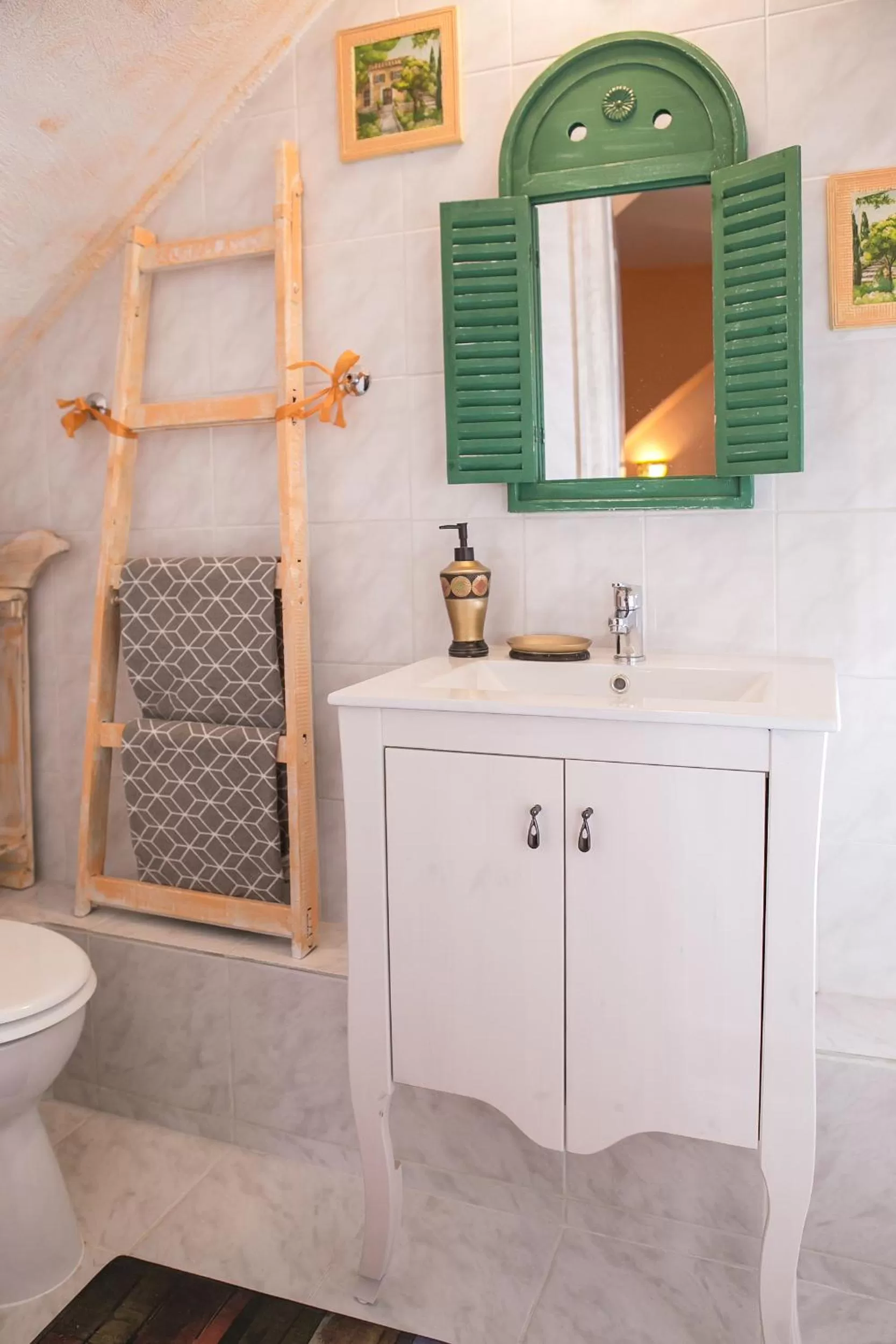 Bathroom in Green Park Villa