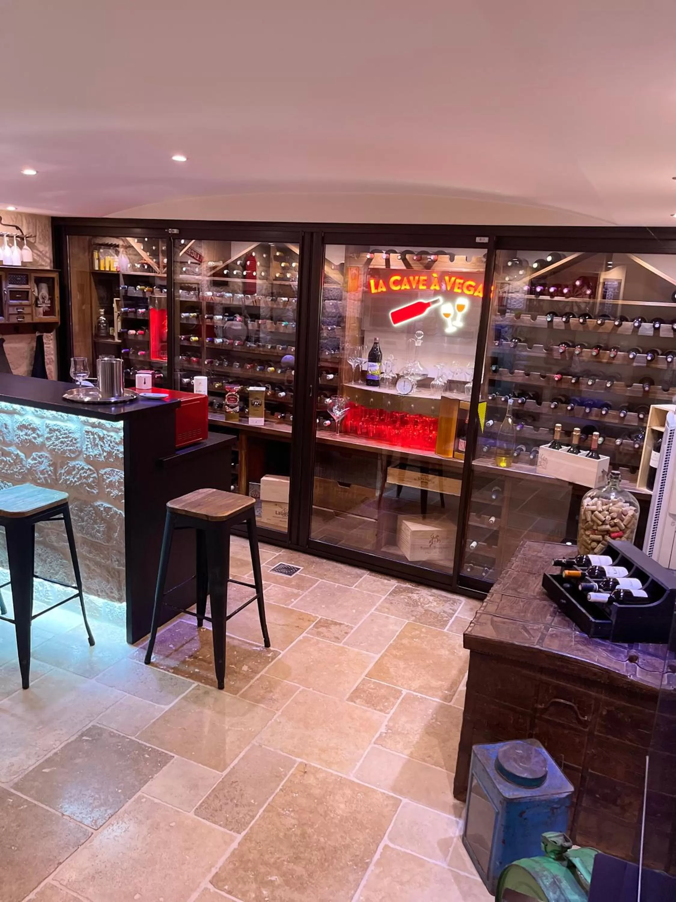 Lounge or bar, Restaurant/Places to Eat in SUITE 785 Chambre d hôtes Jacuzzi Cave indépendante