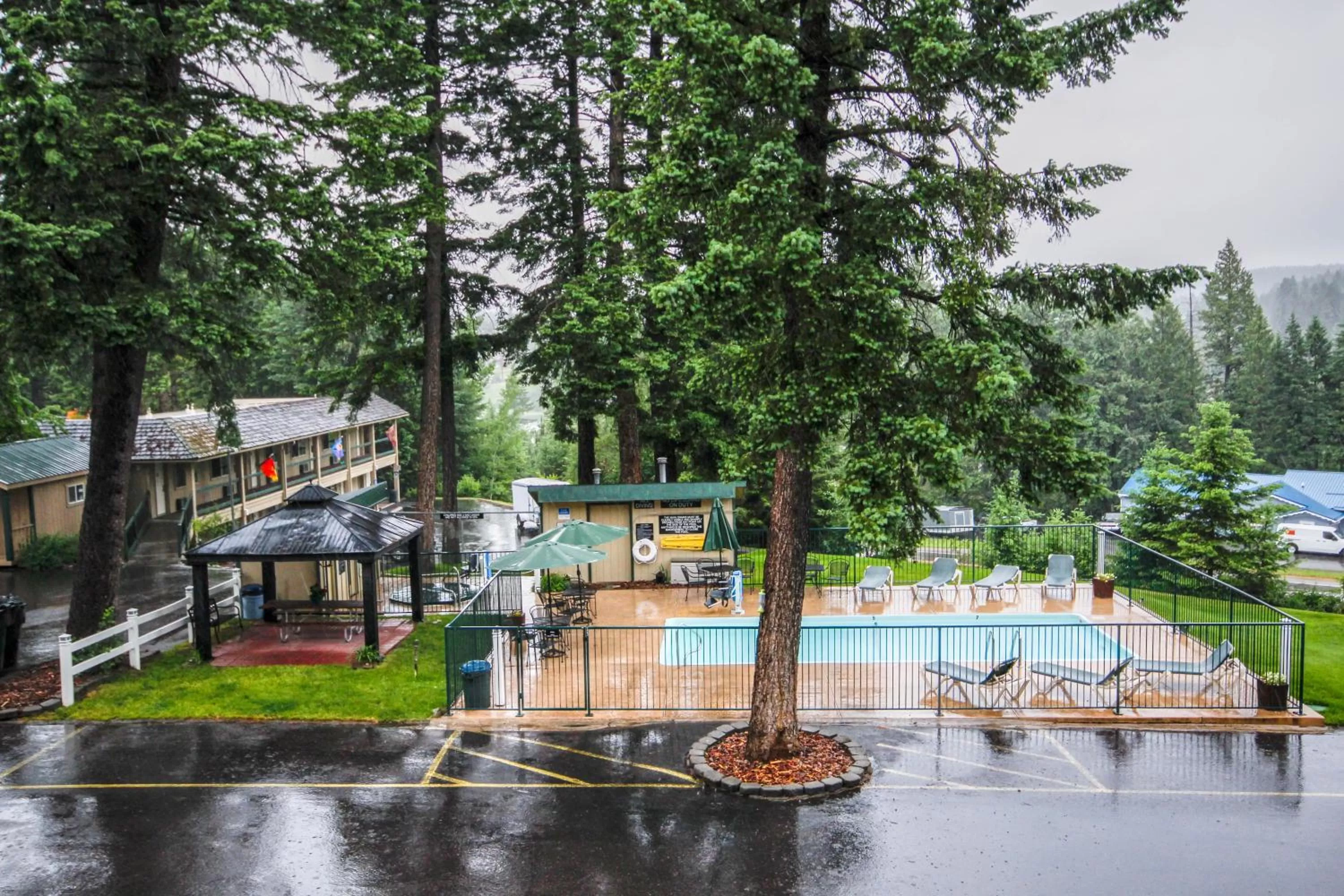 Hot Tub in Timbers Motel
