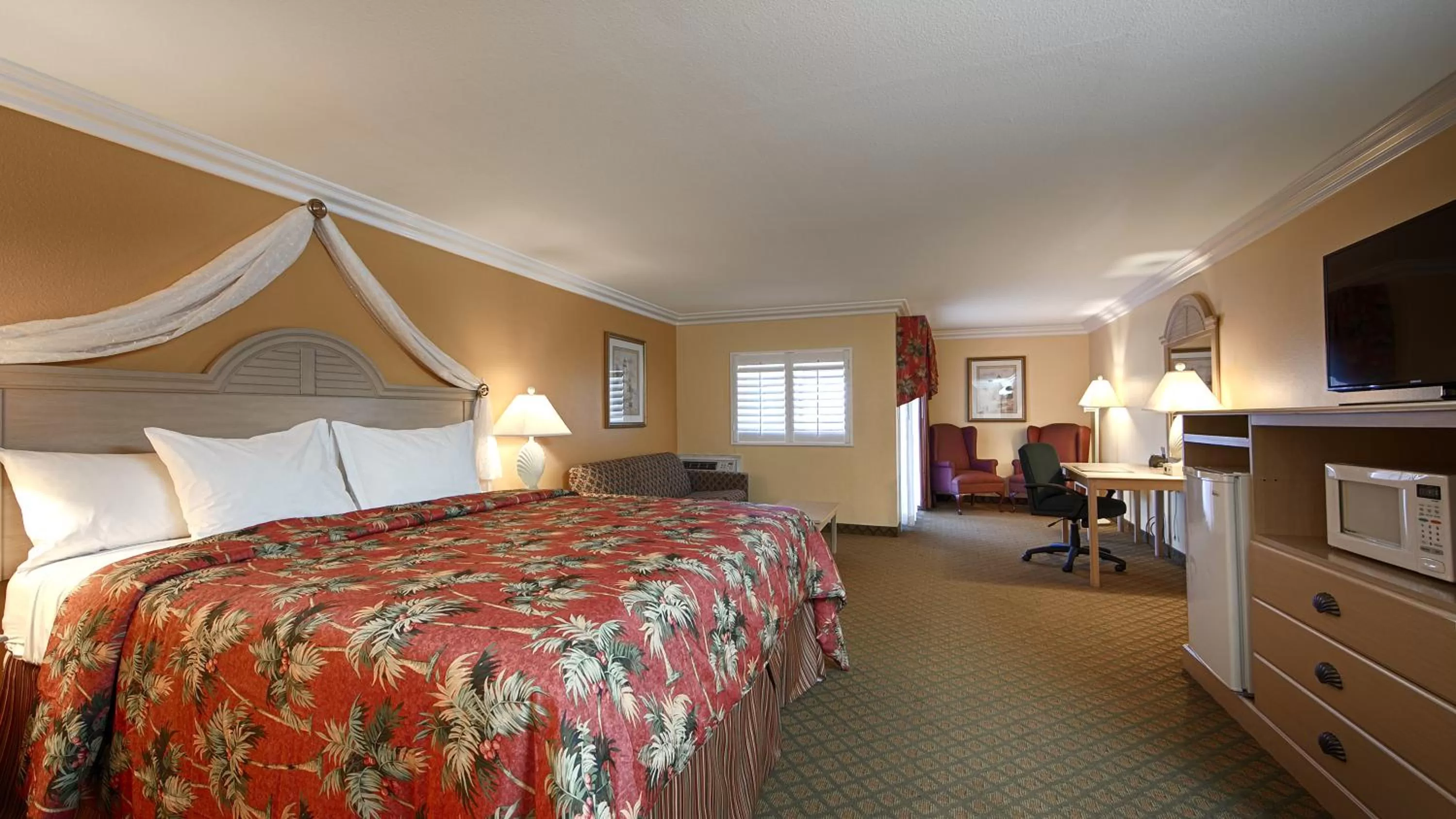 Day, Bed in Best Western Harbour Inn & Suites Huntington - Sunset Beach