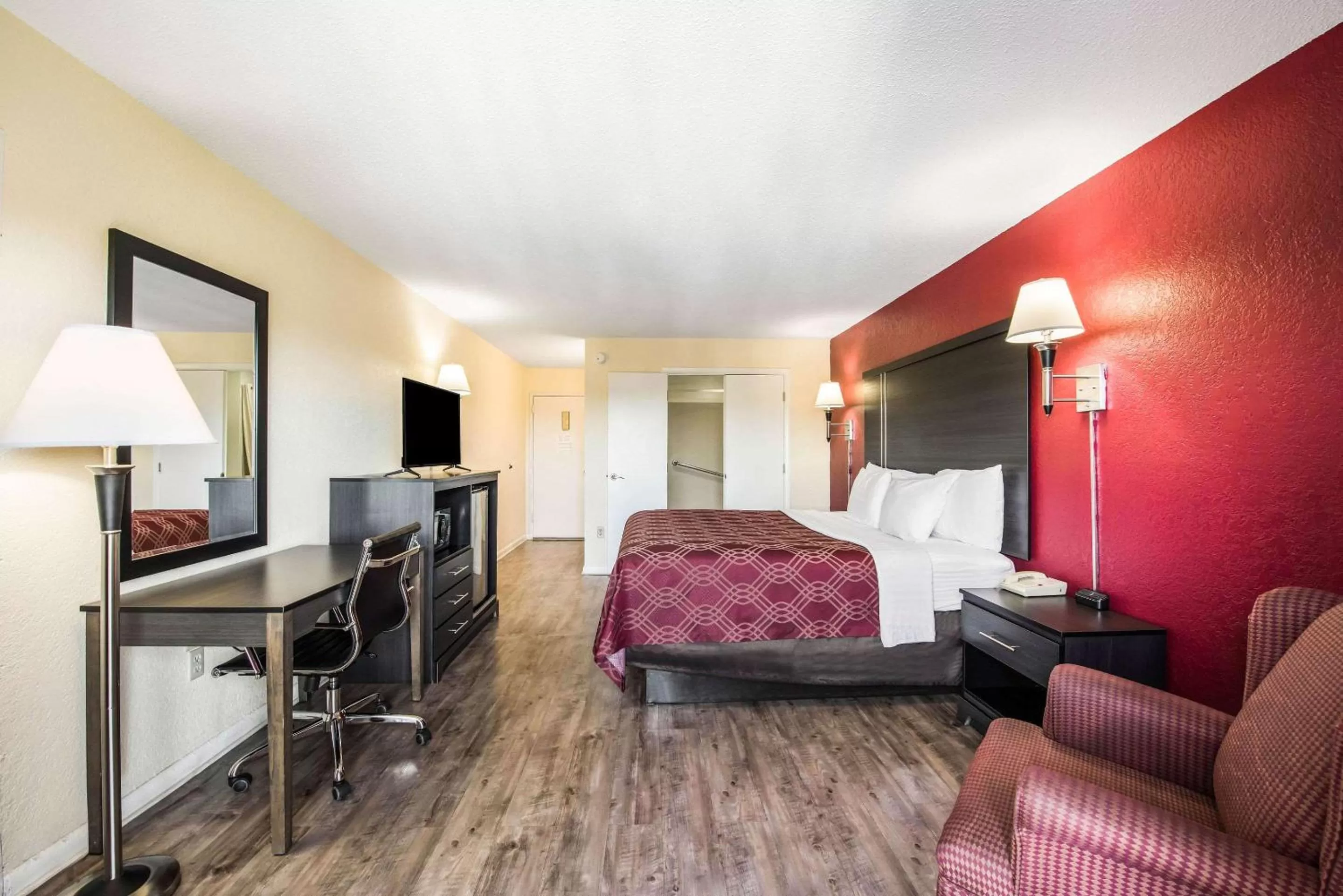 Photo of the whole room in Econo Lodge Waynesville