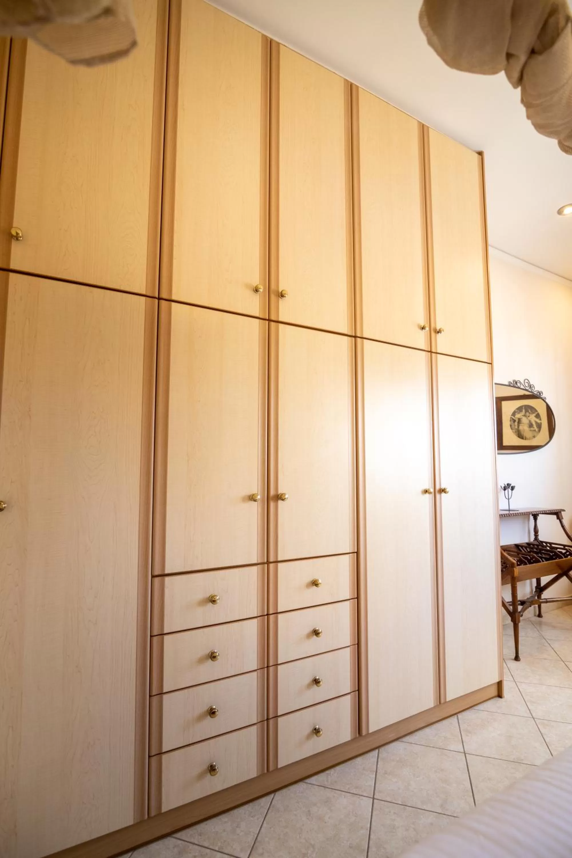 wardrobe in Votsalakia Hotel & Luxury Apartments