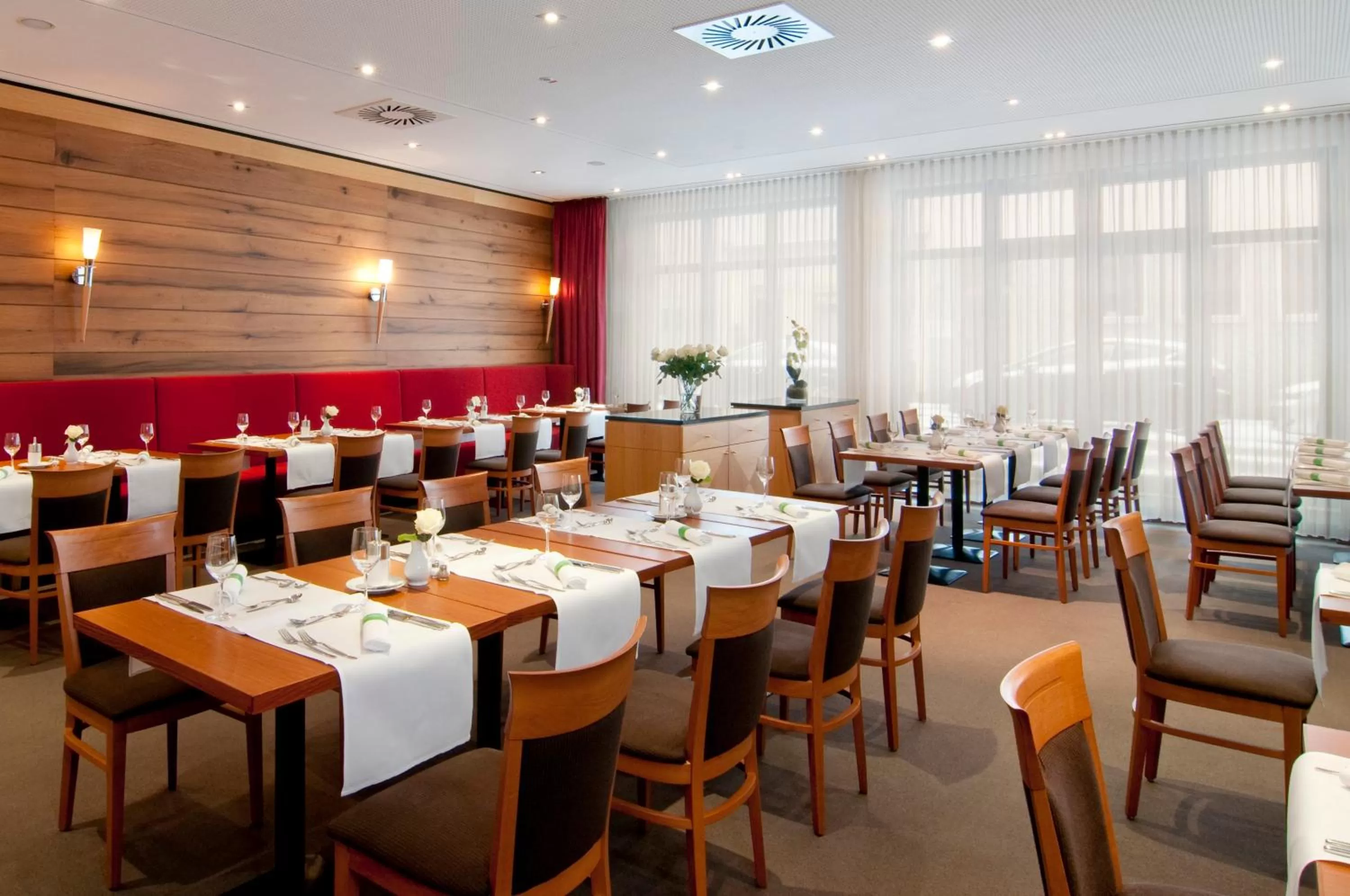 Restaurant/places to eat in Holiday Inn Nürnberg City Centre by IHG