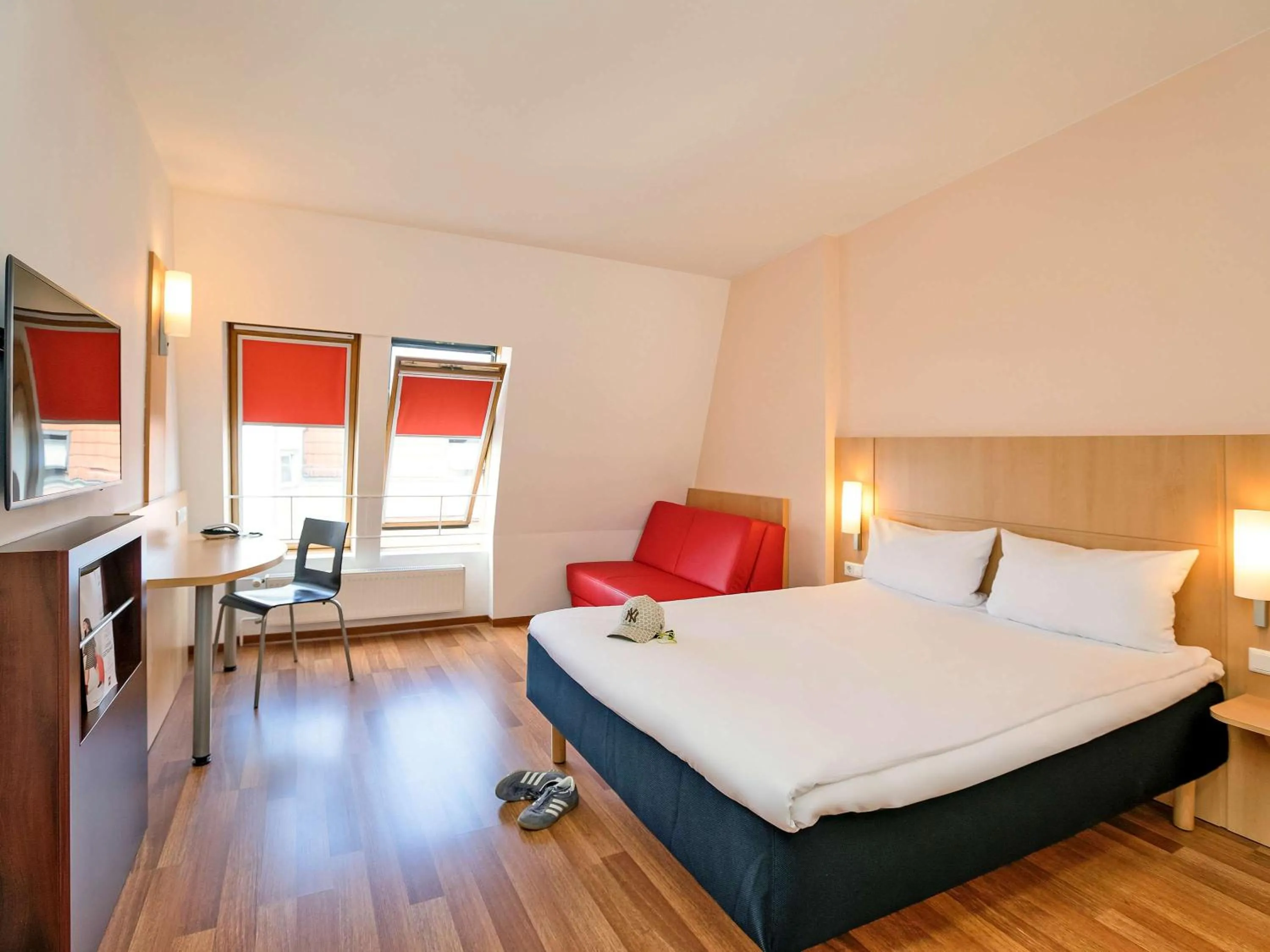 Photo of the whole room, Bed in ibis Berlin City Süd