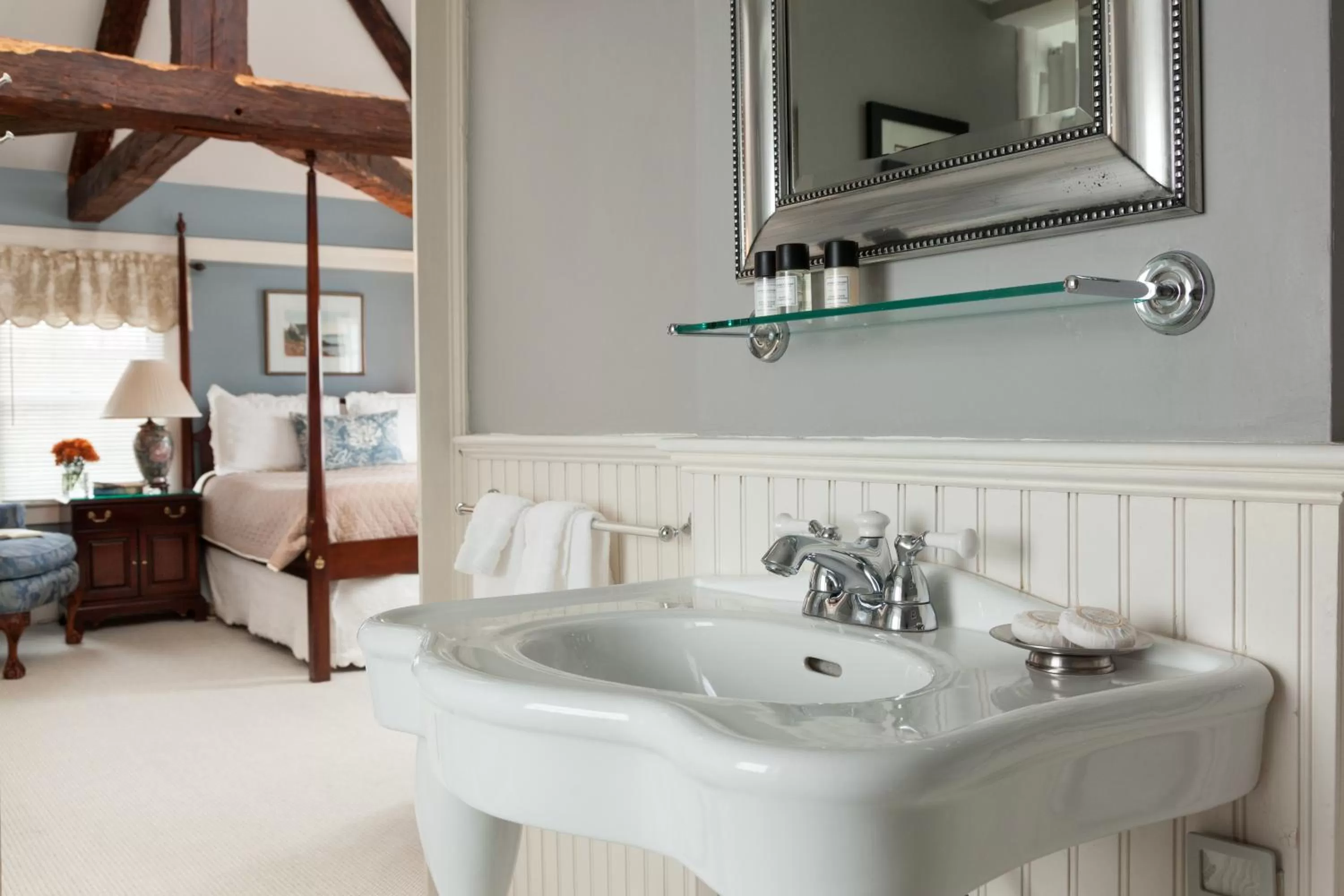 Decorative detail in Harbor Light Inn