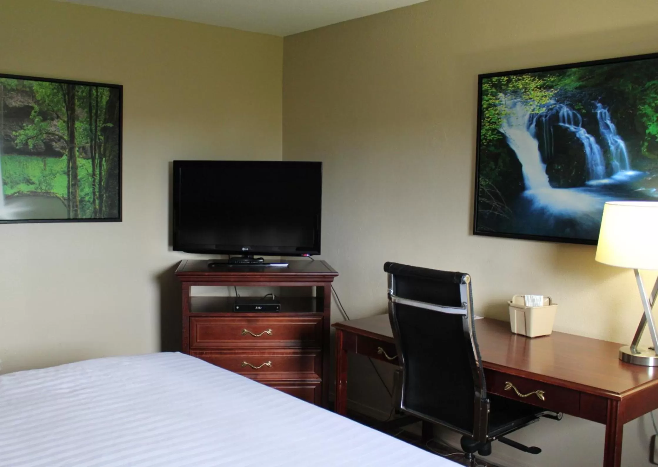 Bedroom, Bed in Ramada by Wyndham Campbell River