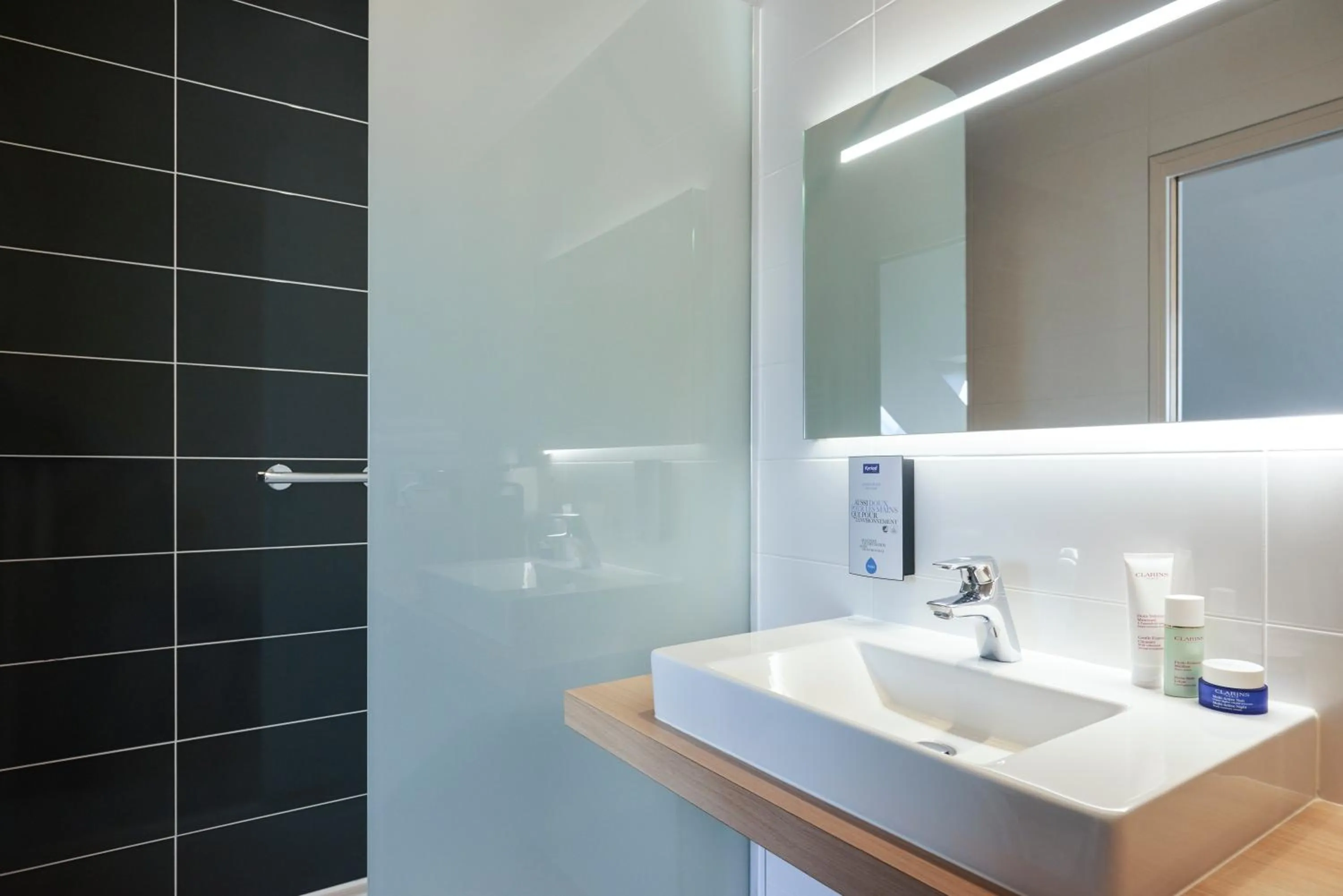 Shower in Kyriad Le Mans Est