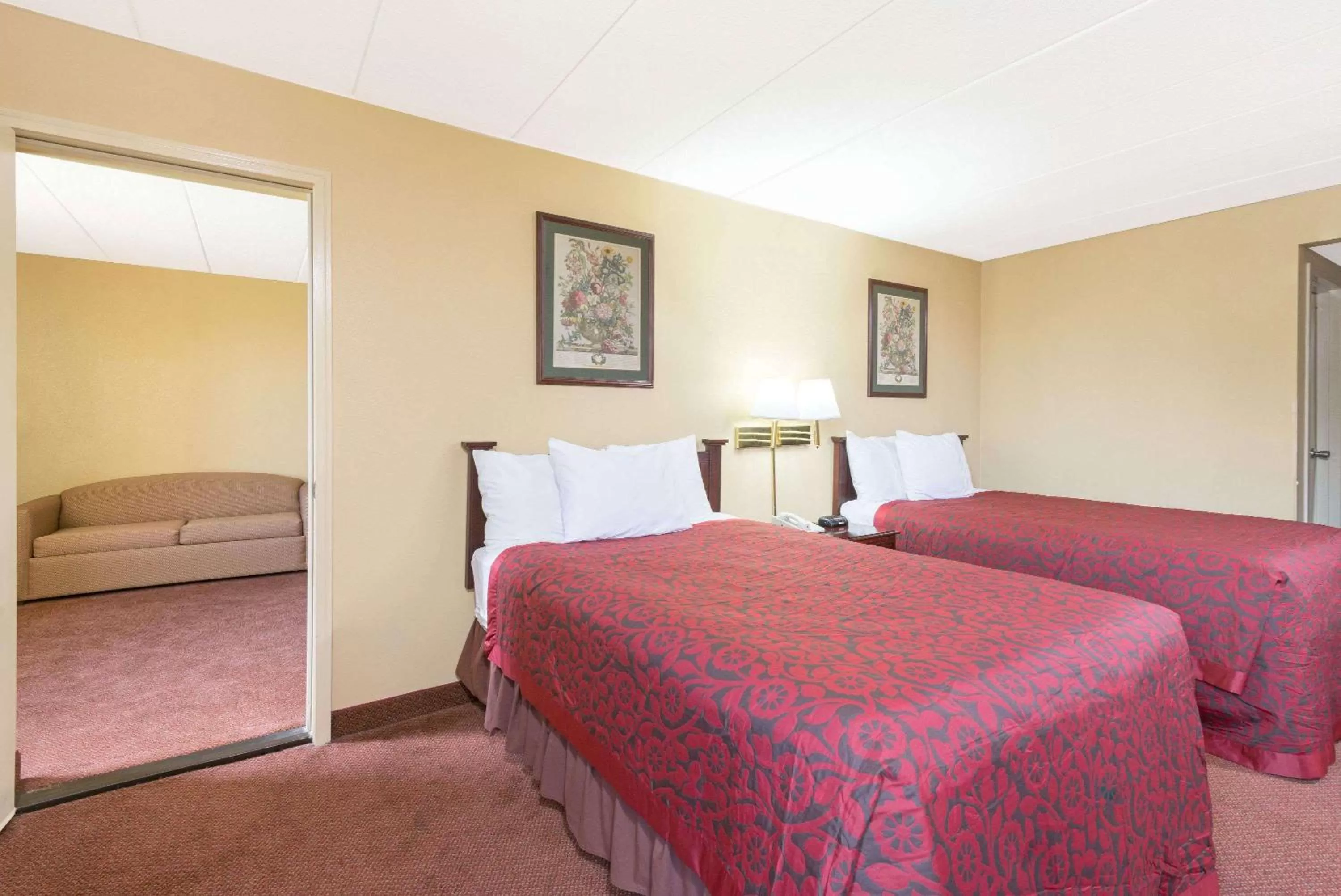 Photo of the whole room, Bed in Days Inn by Wyndham Hagerstown I-70