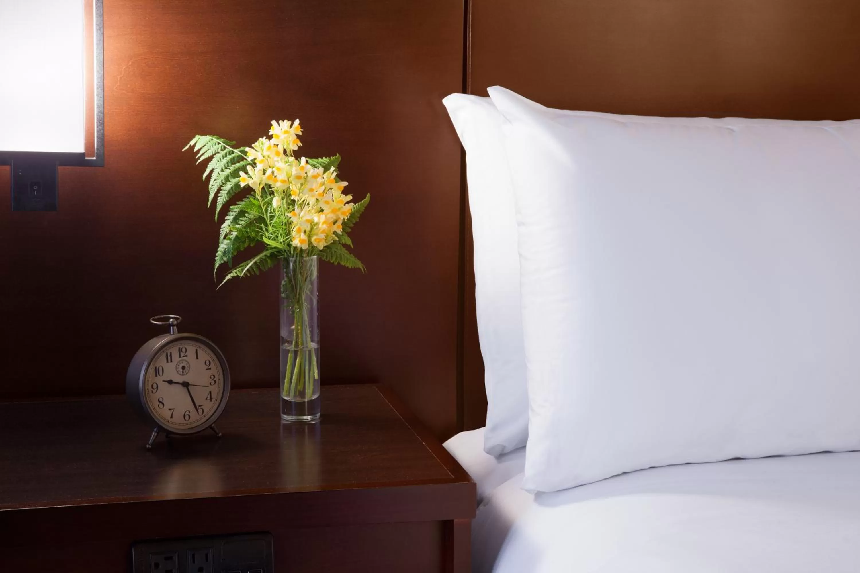 Seating area, Bed in The Lakefront Anchorage