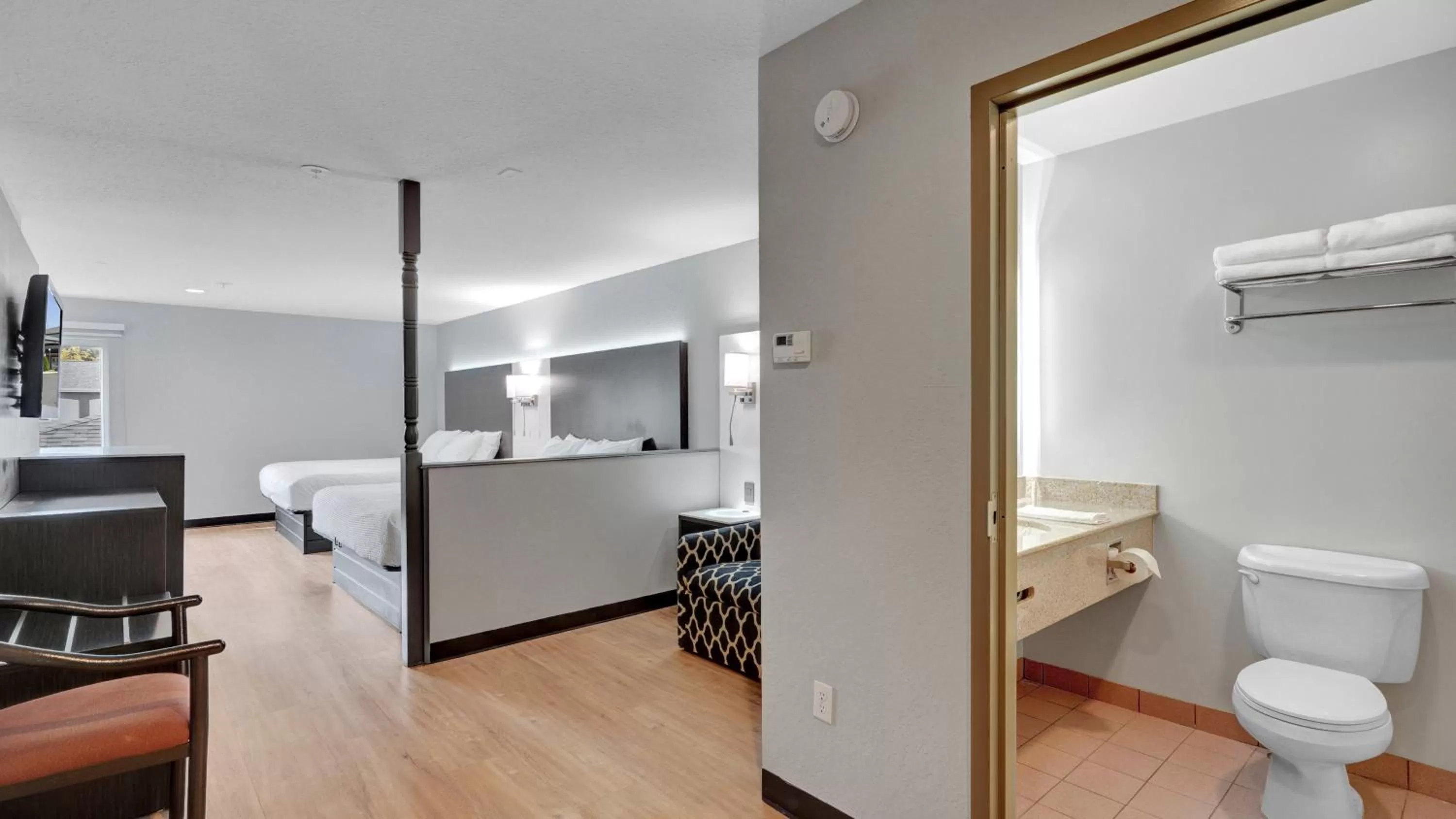 Bed in Days Inn & Suites by Wyndham Niagara Falls/Buffalo