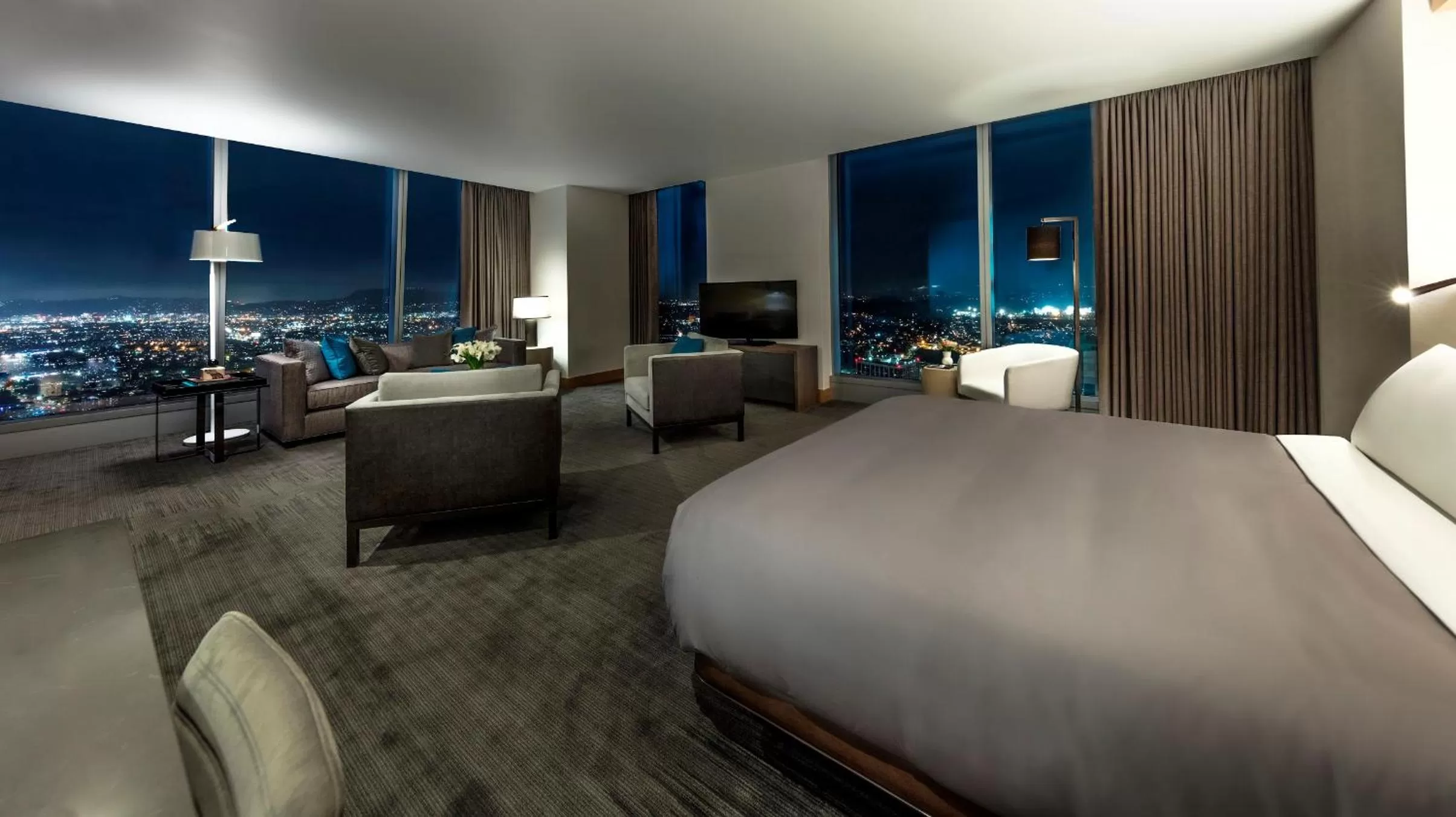 City view, Bed in InterContinental - Los Angeles Downtown by IHG
