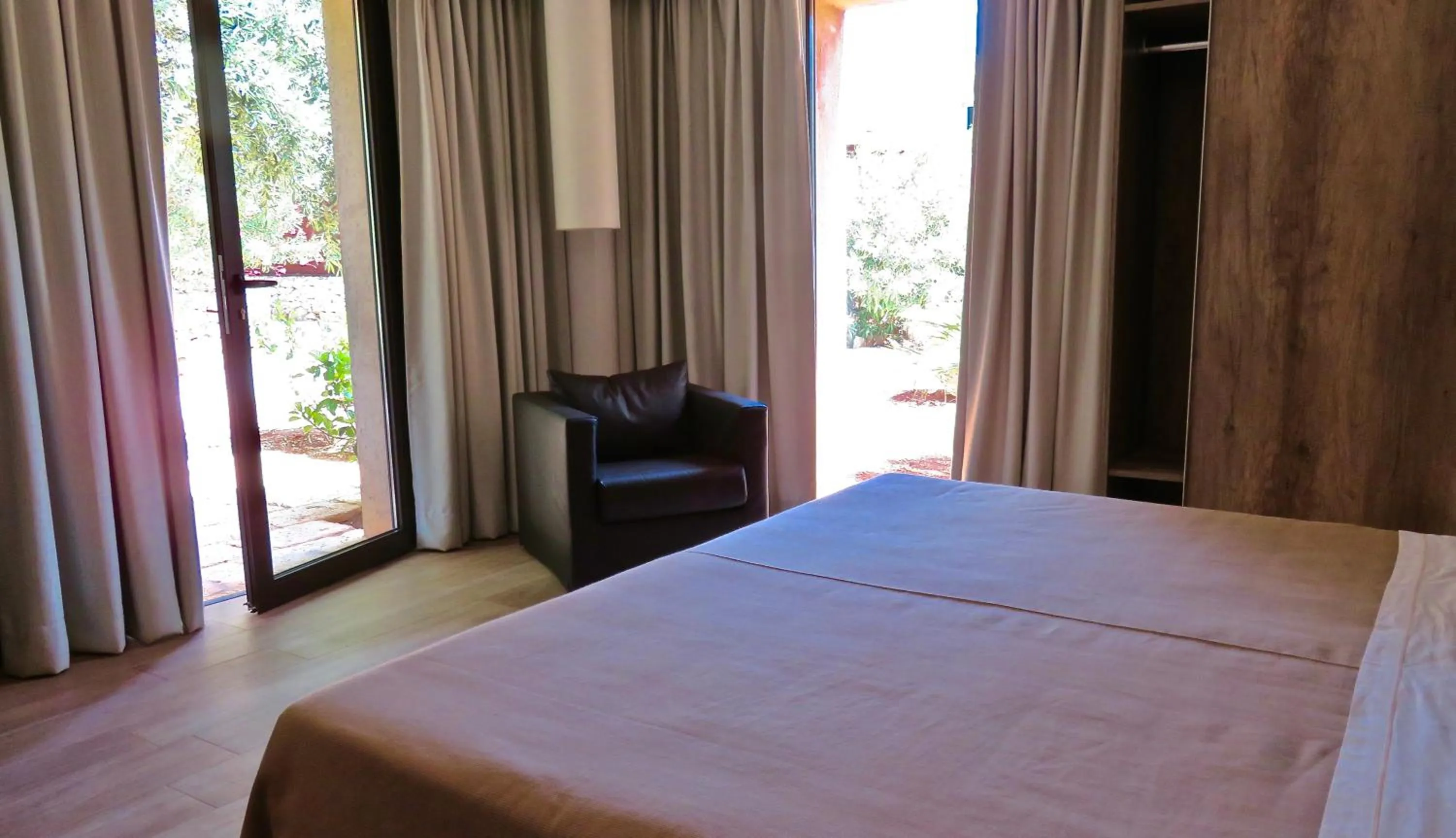 Photo of the whole room, Bed in Baglio La Porta by Geocharme