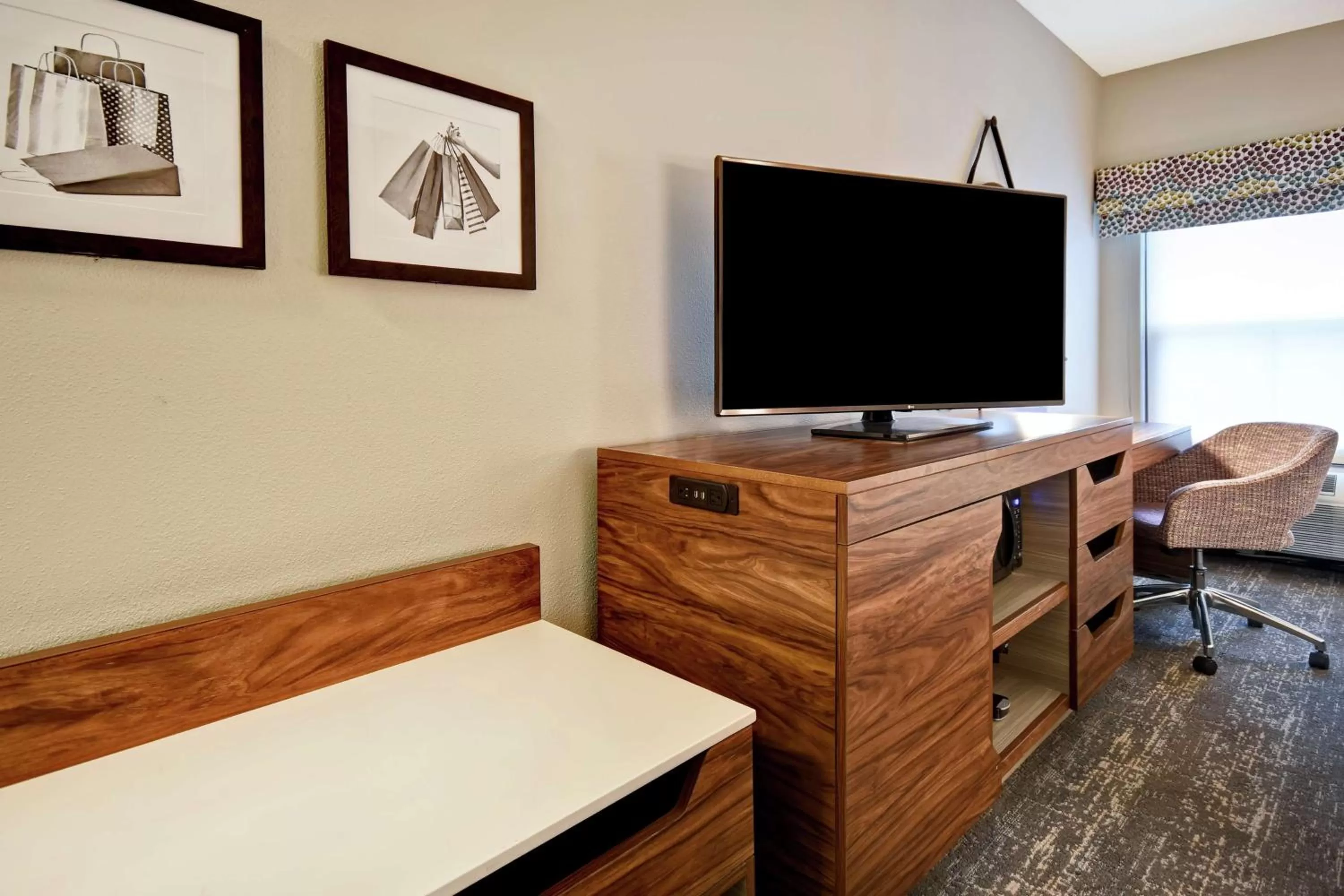 Bedroom in Hampton Inn Atlanta-Mall Of Georgia