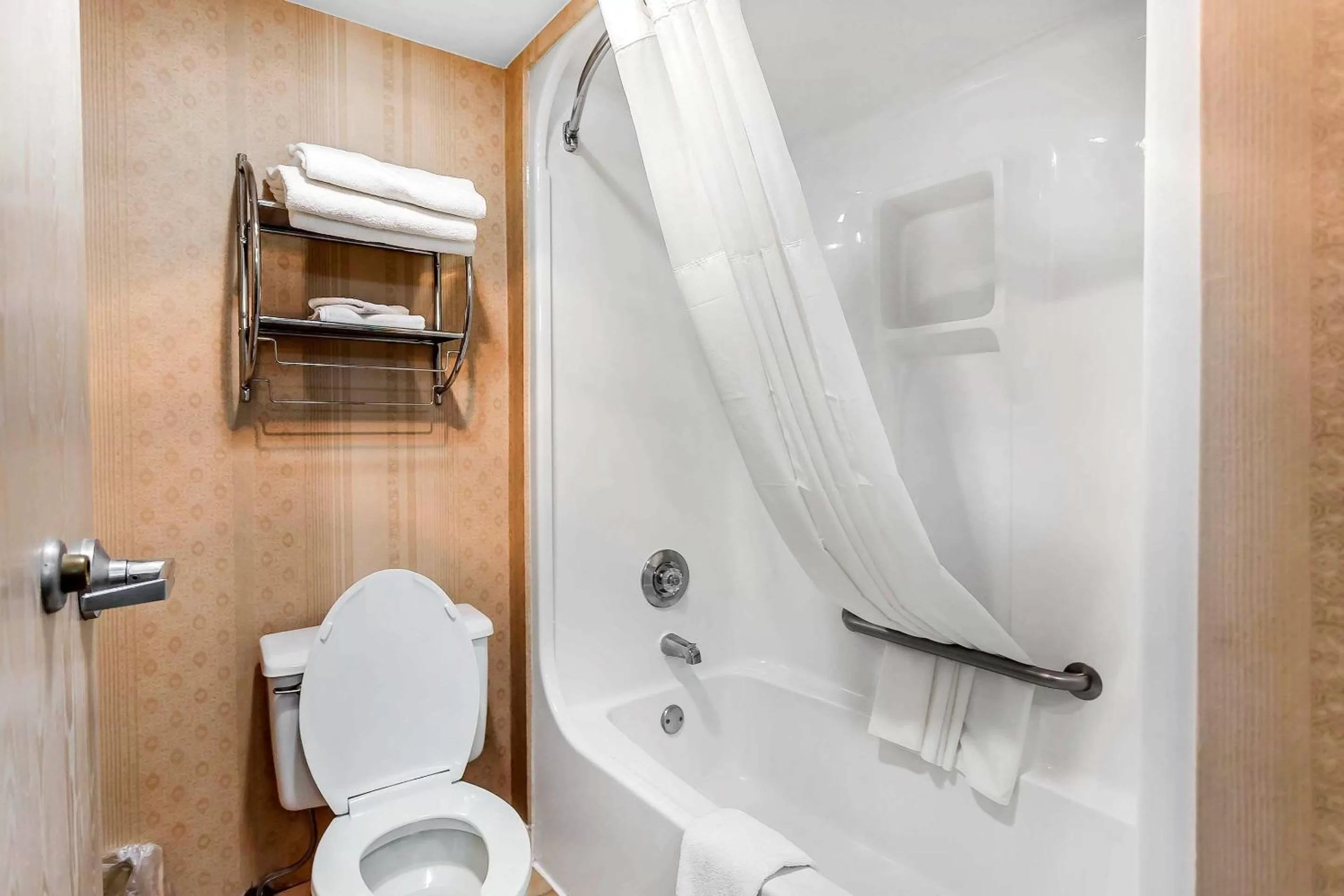 Bathroom in Quality Inn Dumas