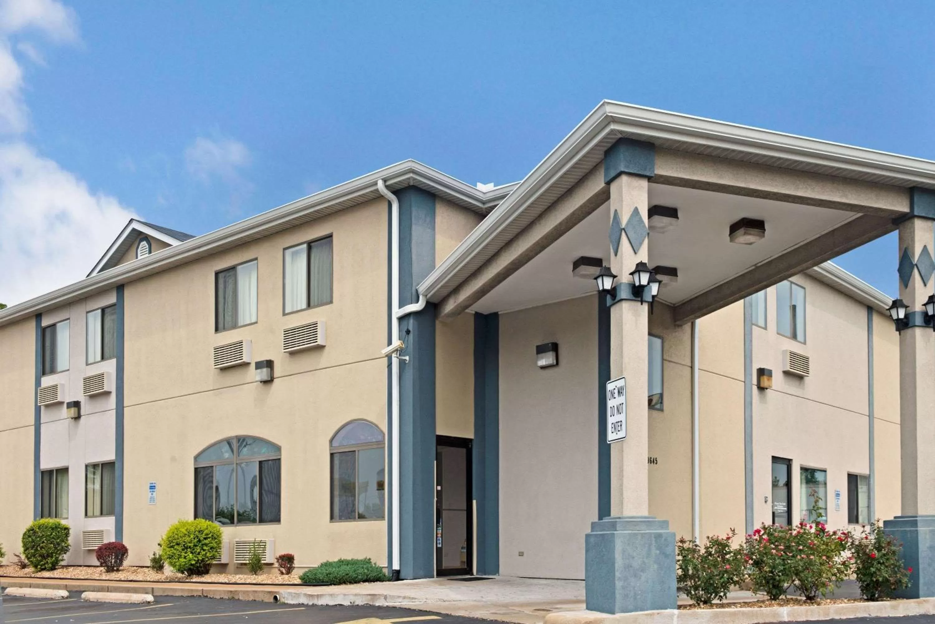 Property building in Travelodge by Wyndham St. Louis