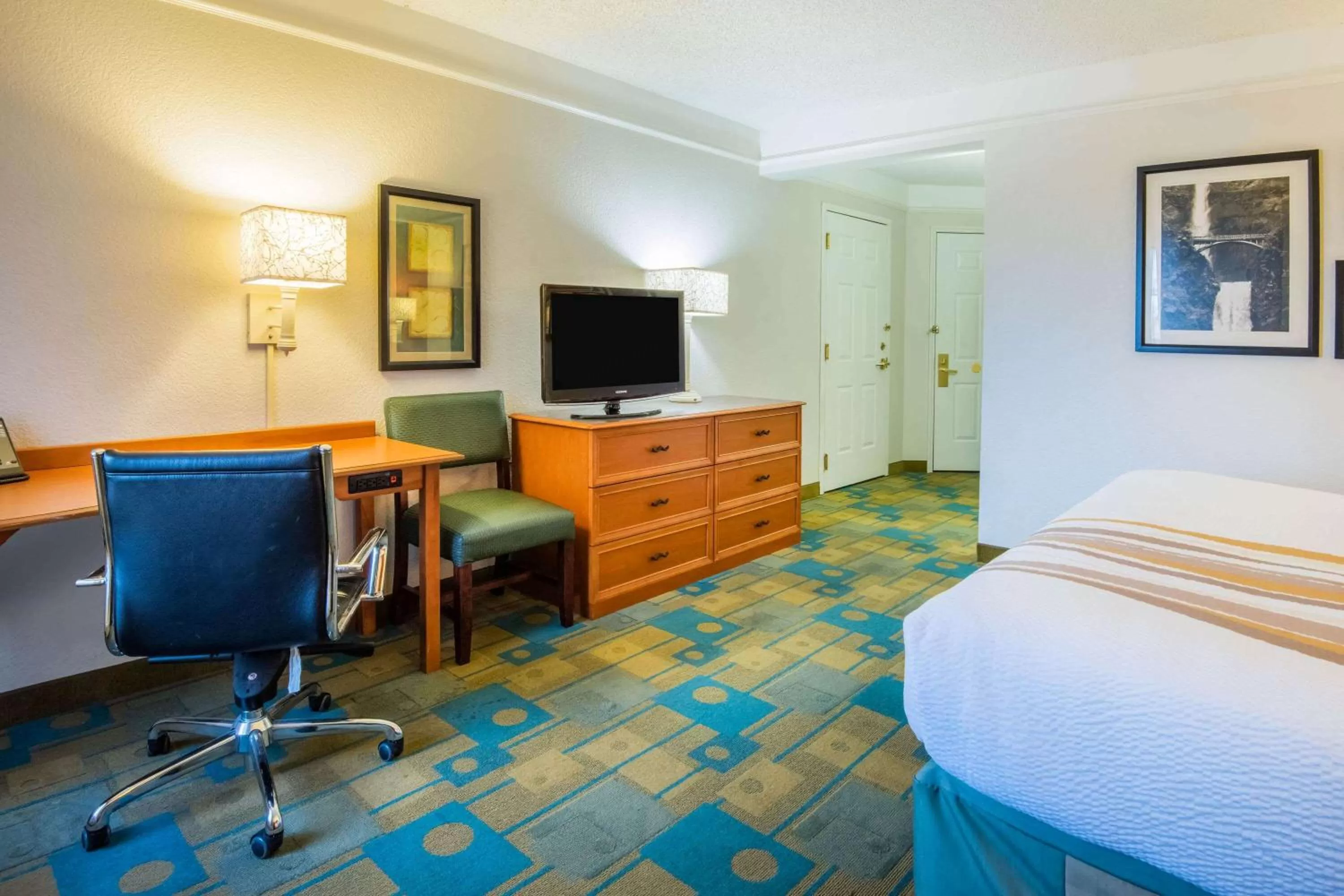 Photo of the whole room, Bed in La Quinta by Wyndham Colorado Springs South Airport