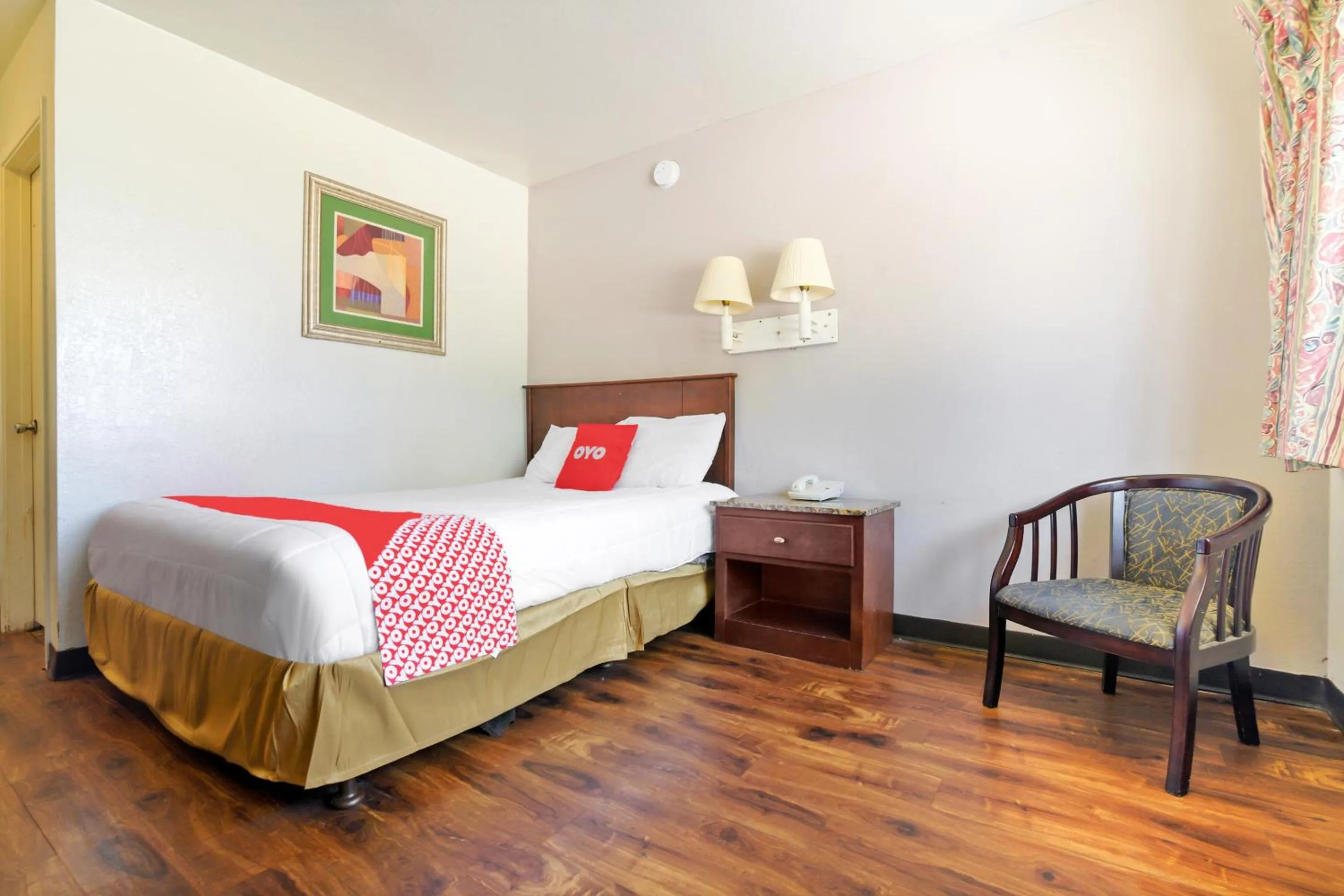 Premium Full Bed Accessible in OYO Hotel South Bend - Campus