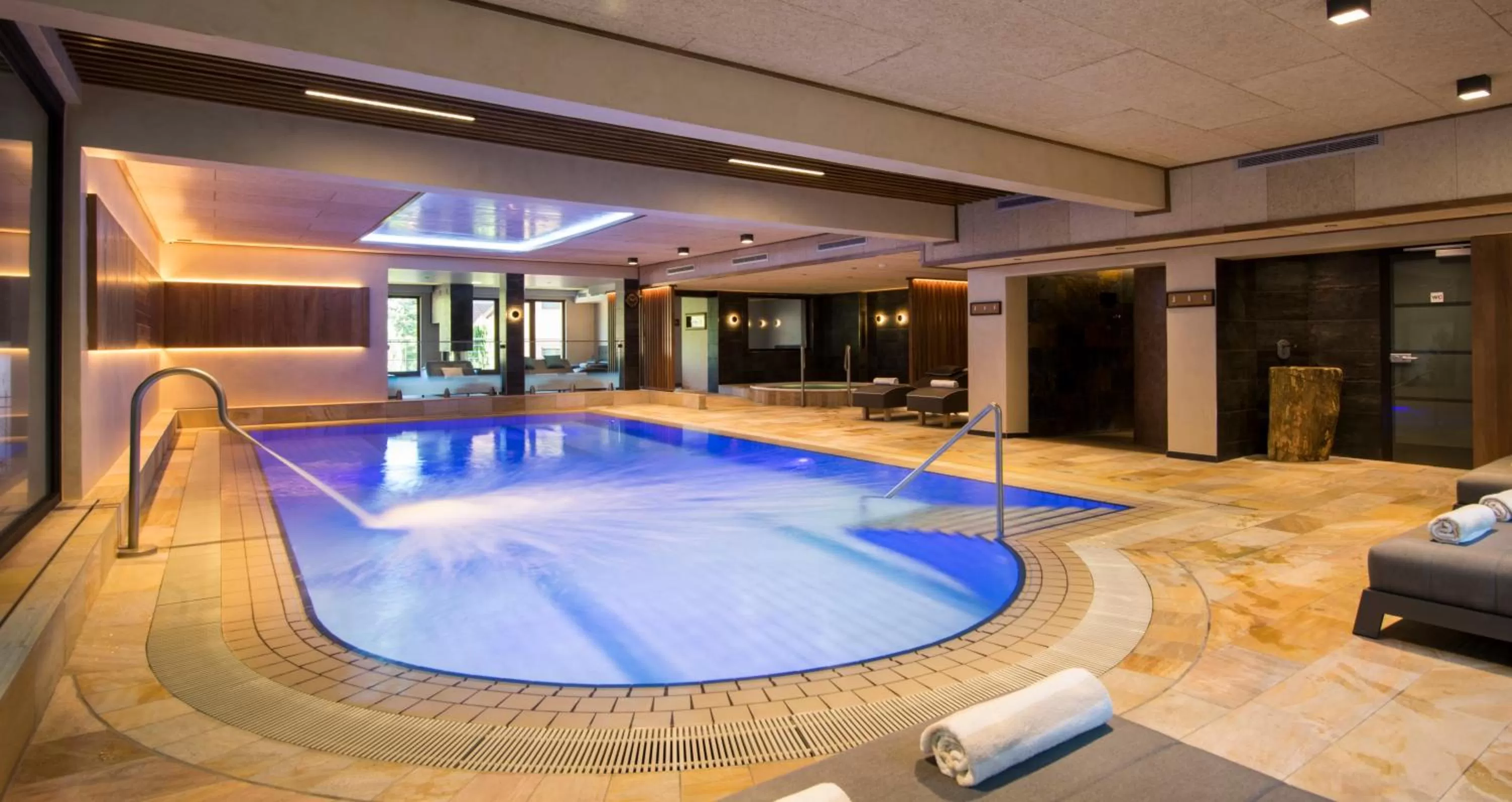 Swimming pool in Hostellerie Des Châteaux & Spa