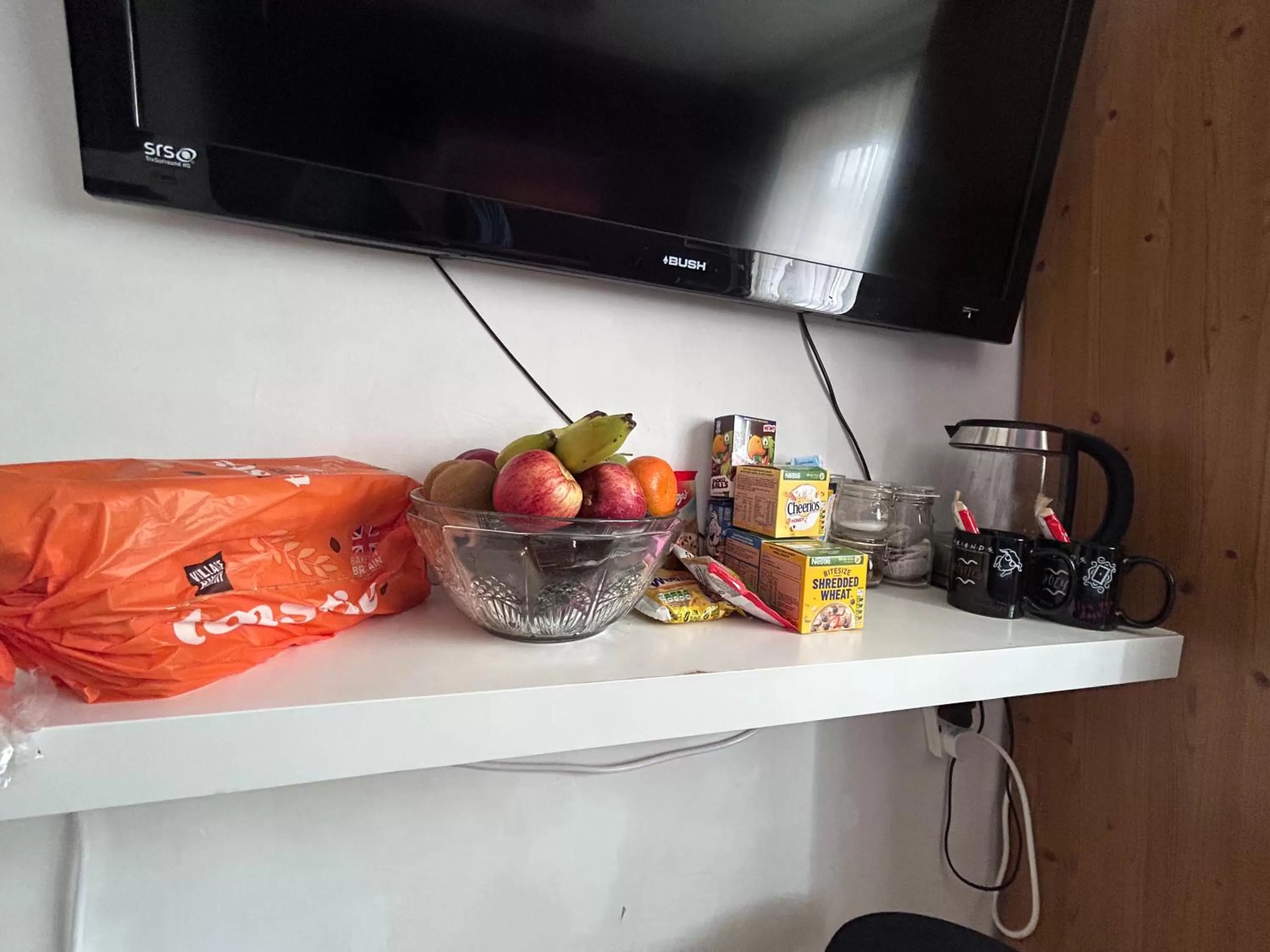 Breakfast, TV/Entertainment Center in Home from home, close to Redditch hospital & transport links