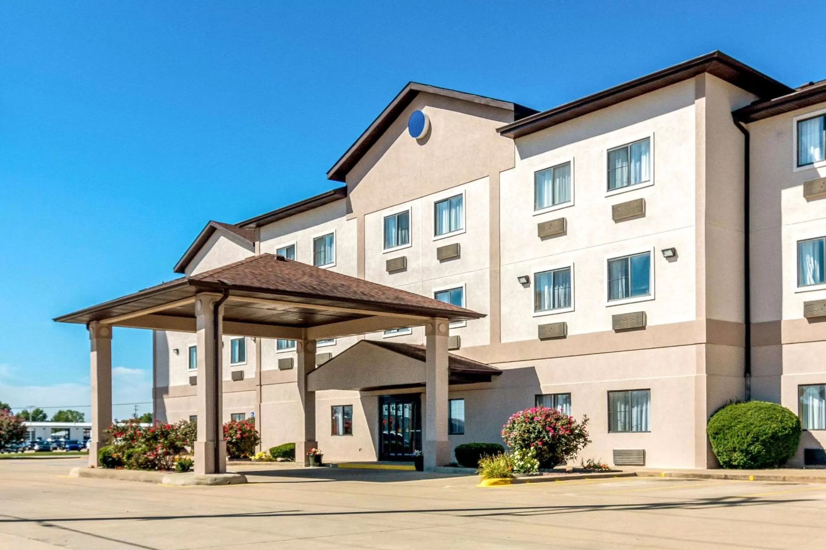 Property building in Quality Inn & Suites Salem near I-57