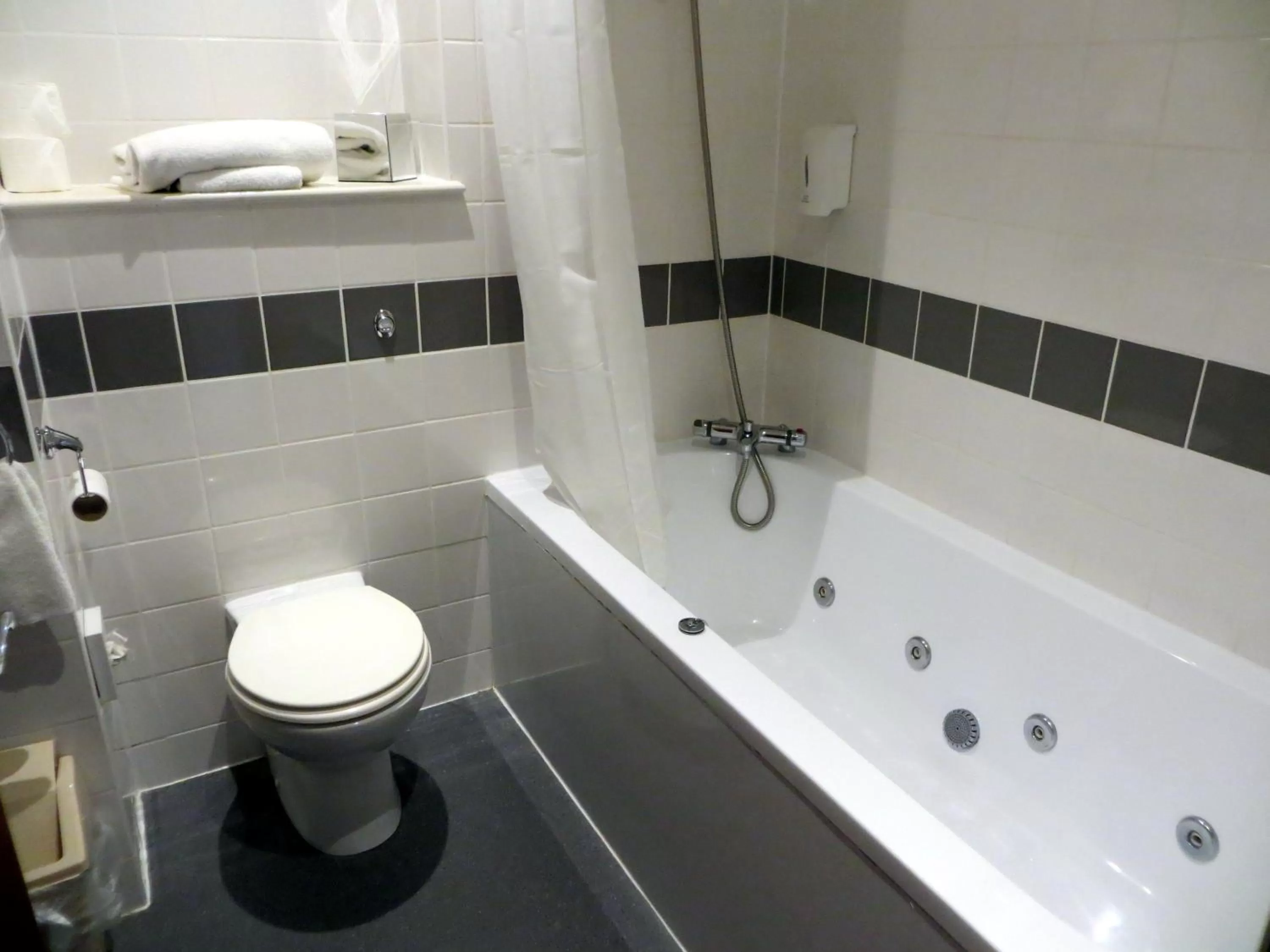 Shower in The Waterside