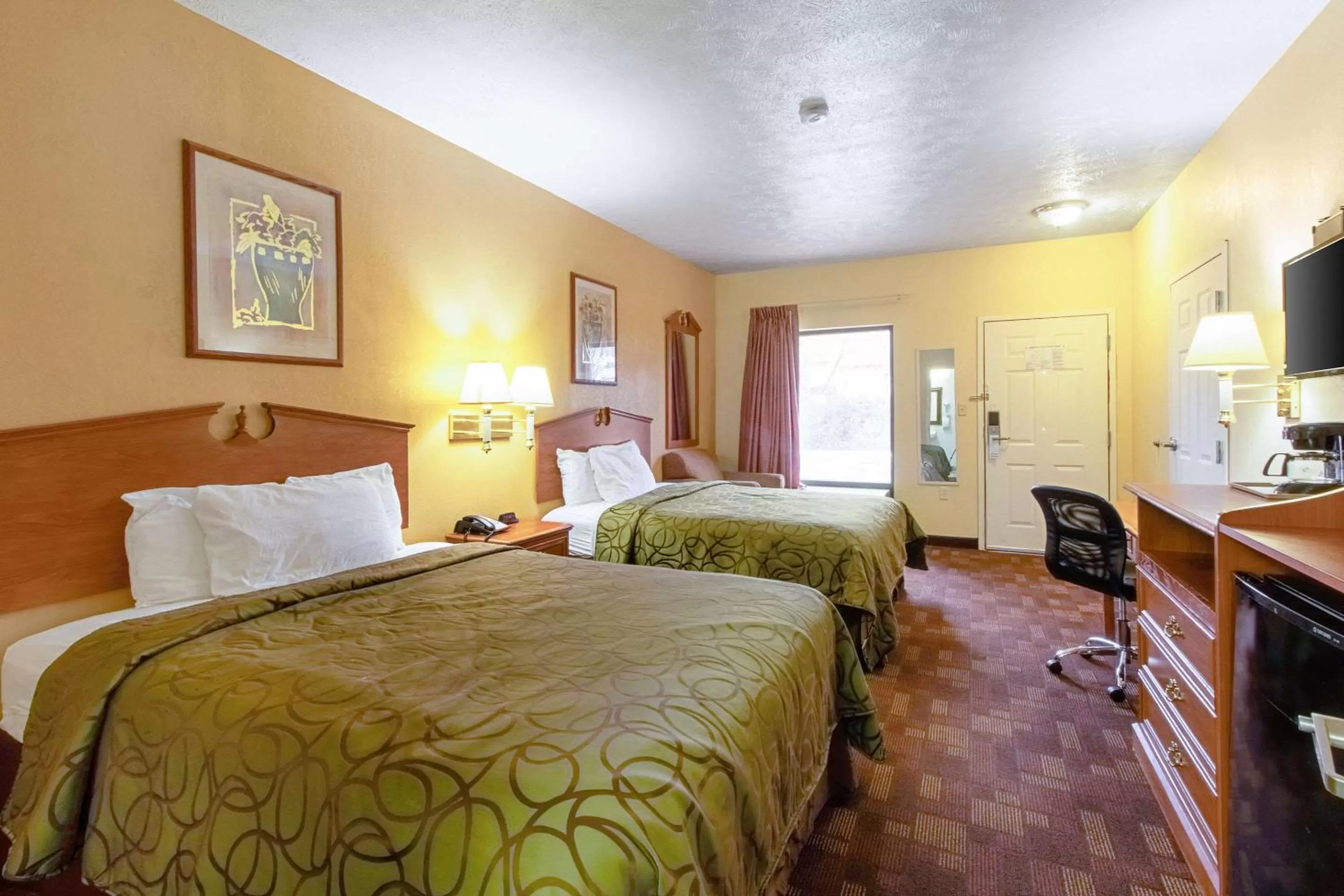 Photo of the whole room, Bed in Quality Inn & Suites Dickson