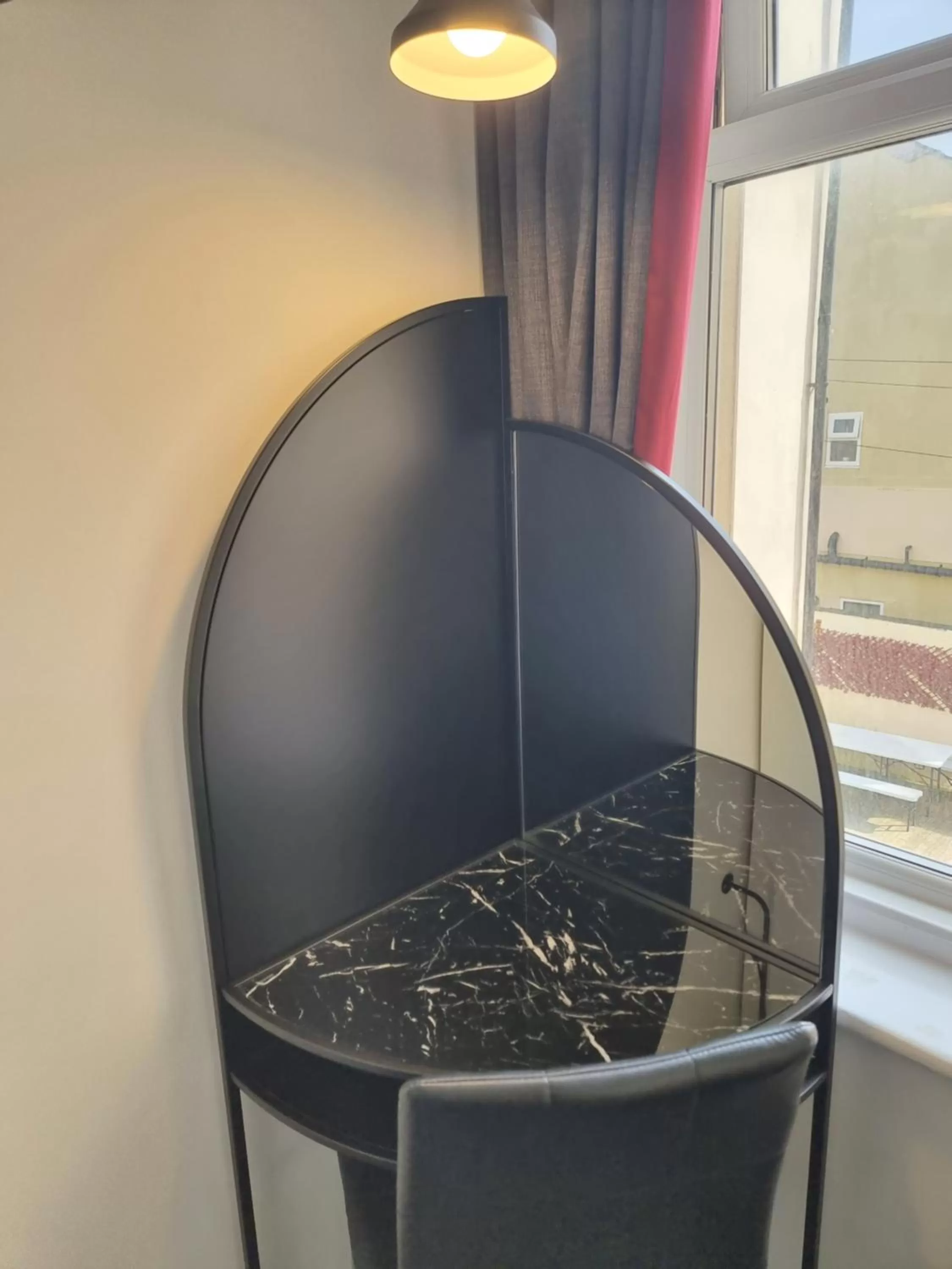 Bedroom, TV/Entertainment Center in Langley House Hotel