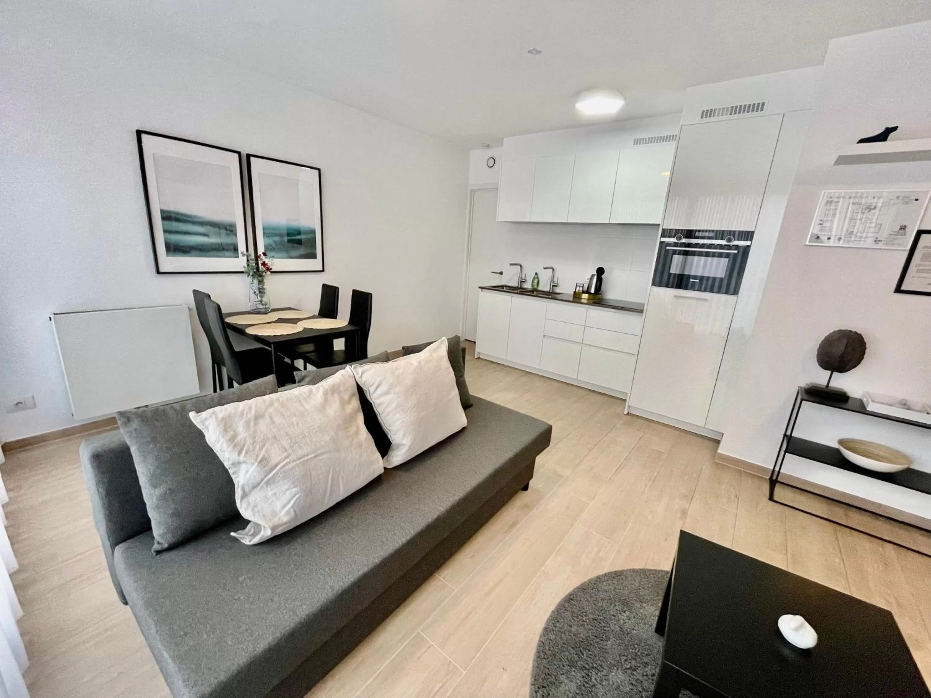 Living room in OneLuxStay near Diamond District