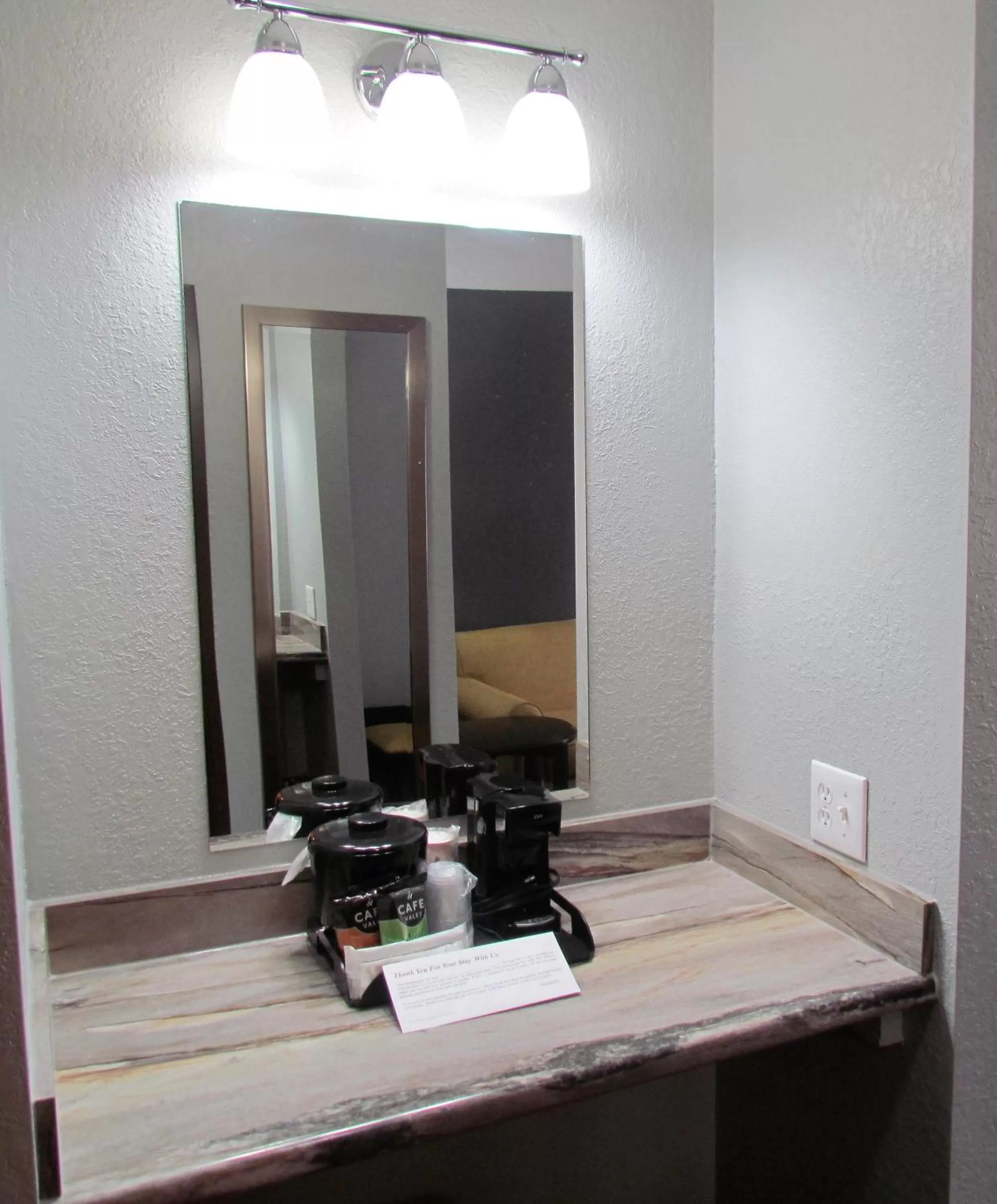 Coffee/tea facilities in Oak Hill Inn & Suites