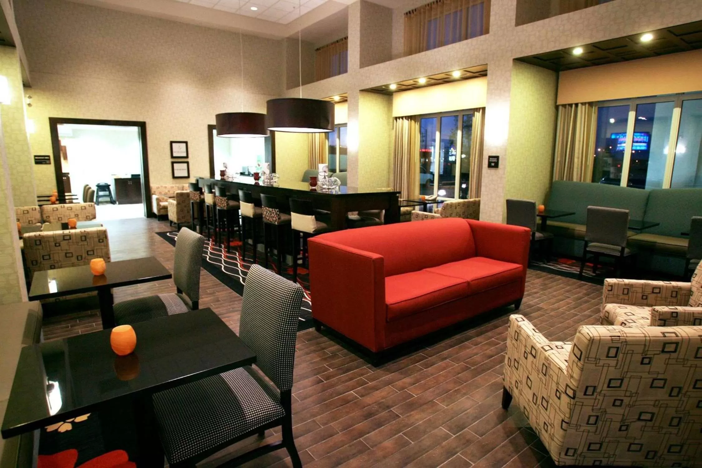 Dining area in Hampton Inn & Suites Red Deer