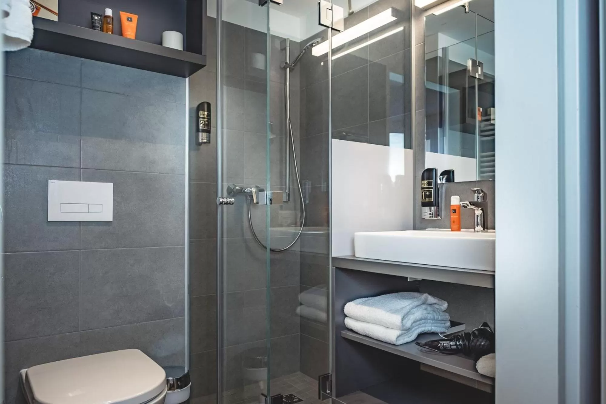 Shower in Oliver Urban I Self check-in Apartments