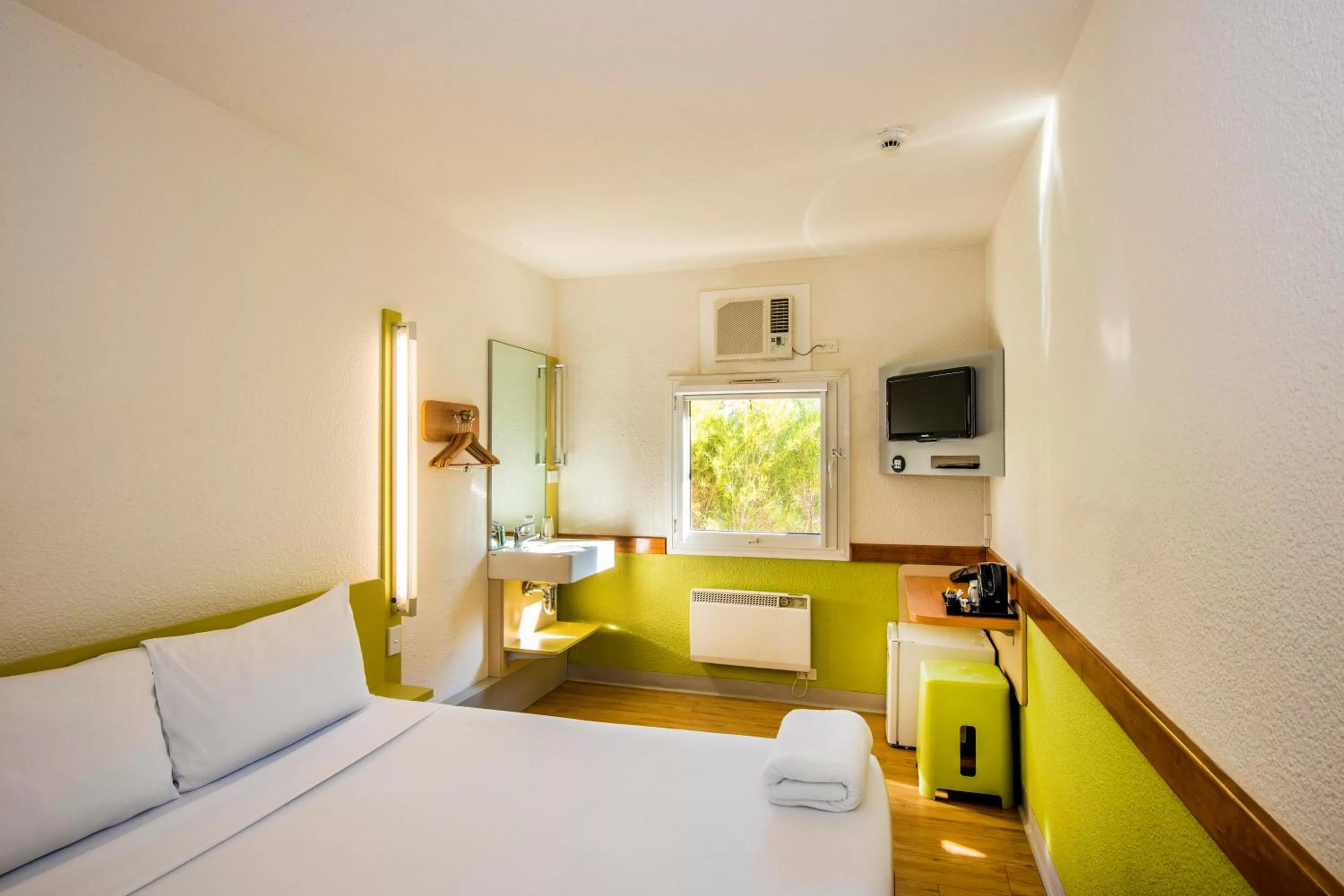 Photo of the whole room, Bed in ibis Budget Canberra