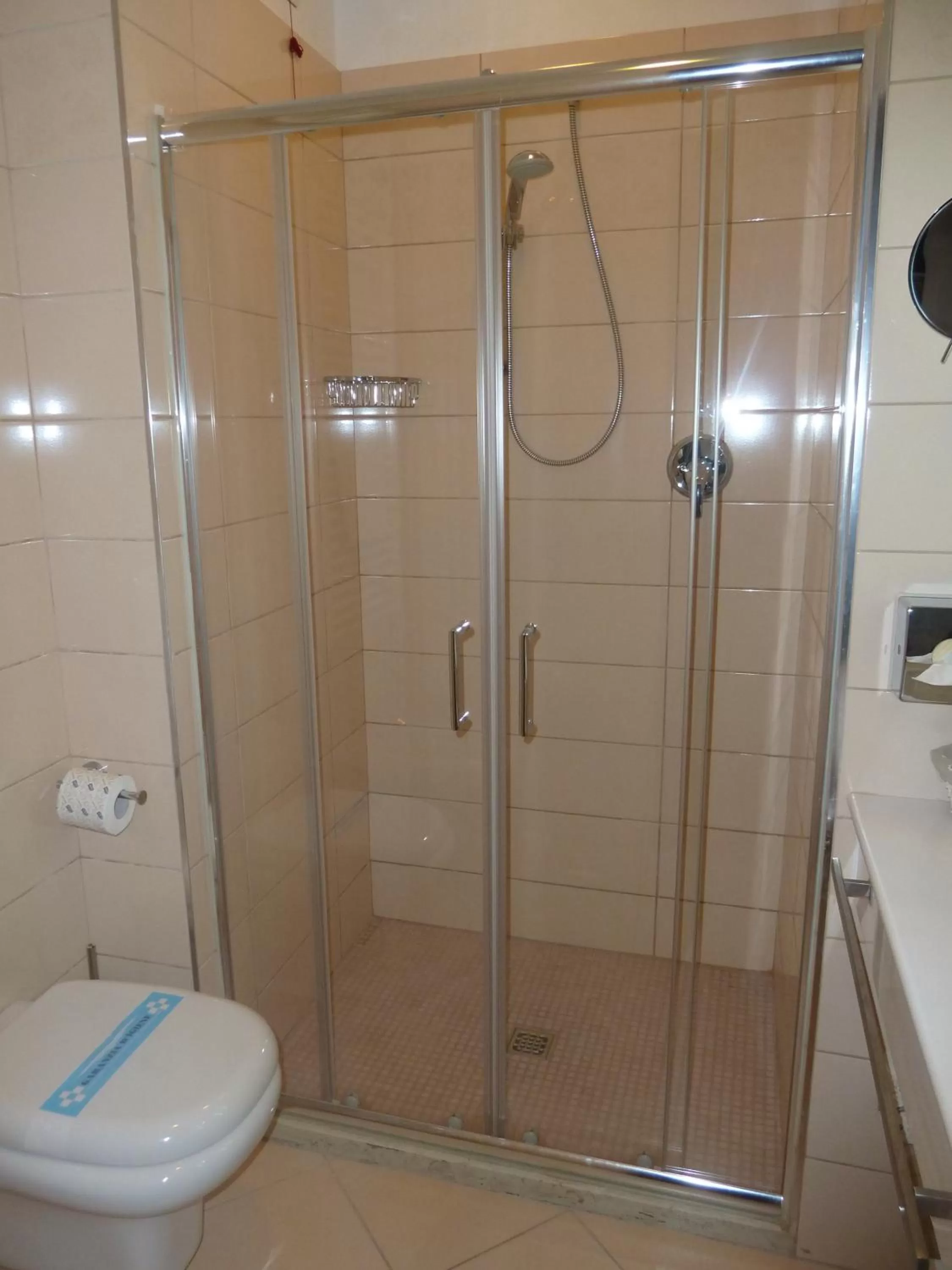 Bathroom in Terminal Palace & SPA