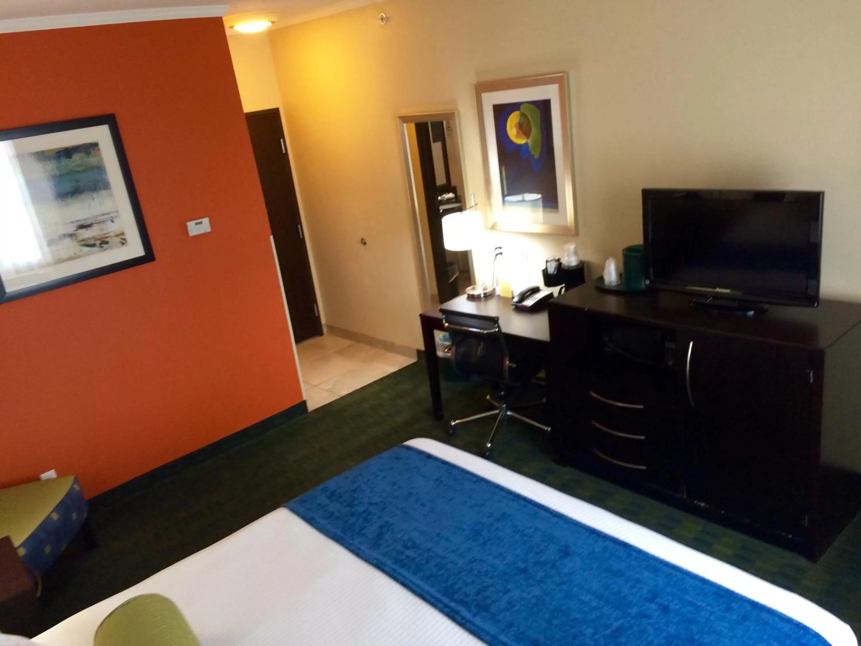 TV and multimedia, Bed in Cityview Inn & Suites Downtown /RiverCenter Area