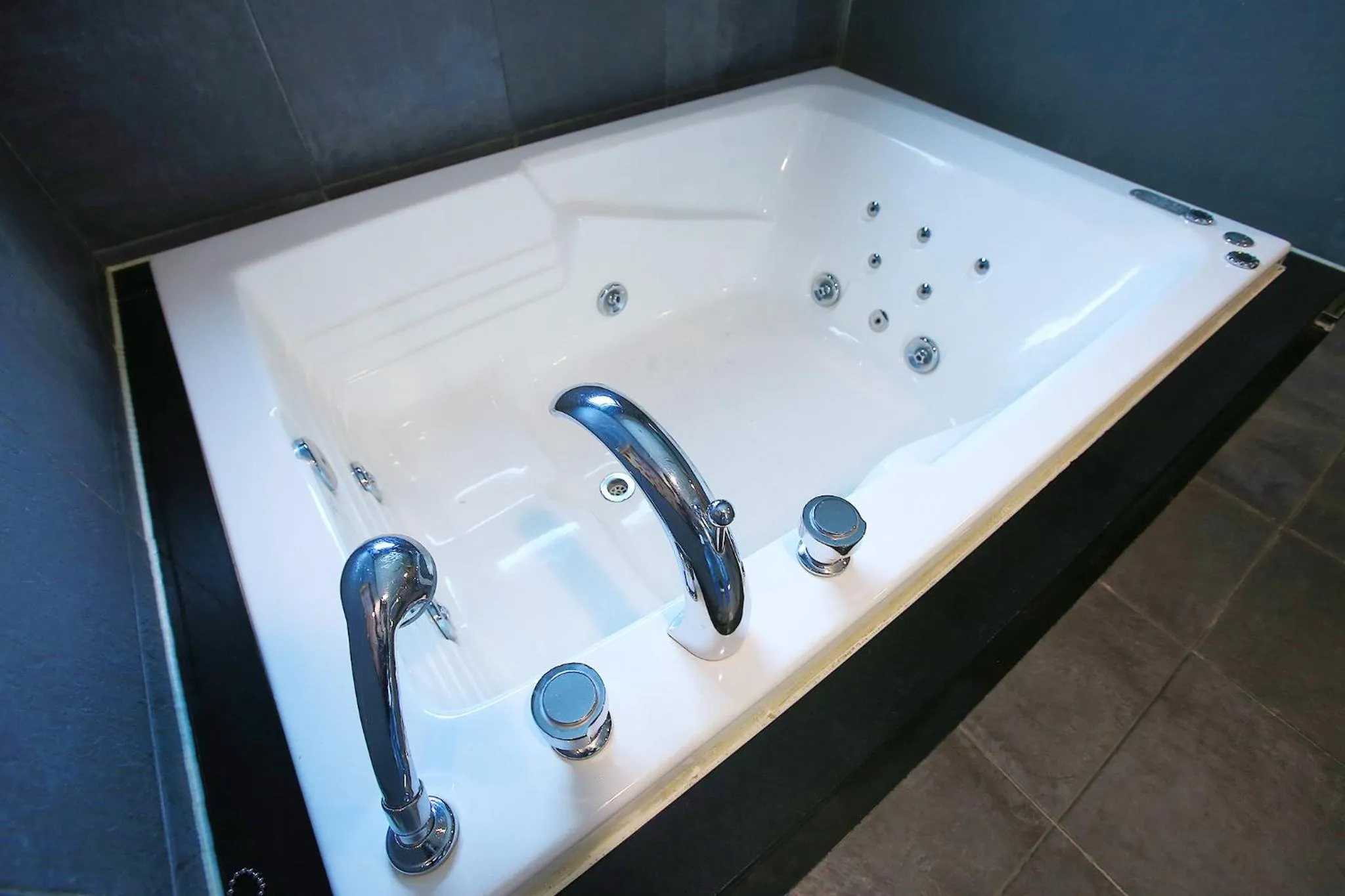 Friendly DH Naissance Hotel by Mindrum Group