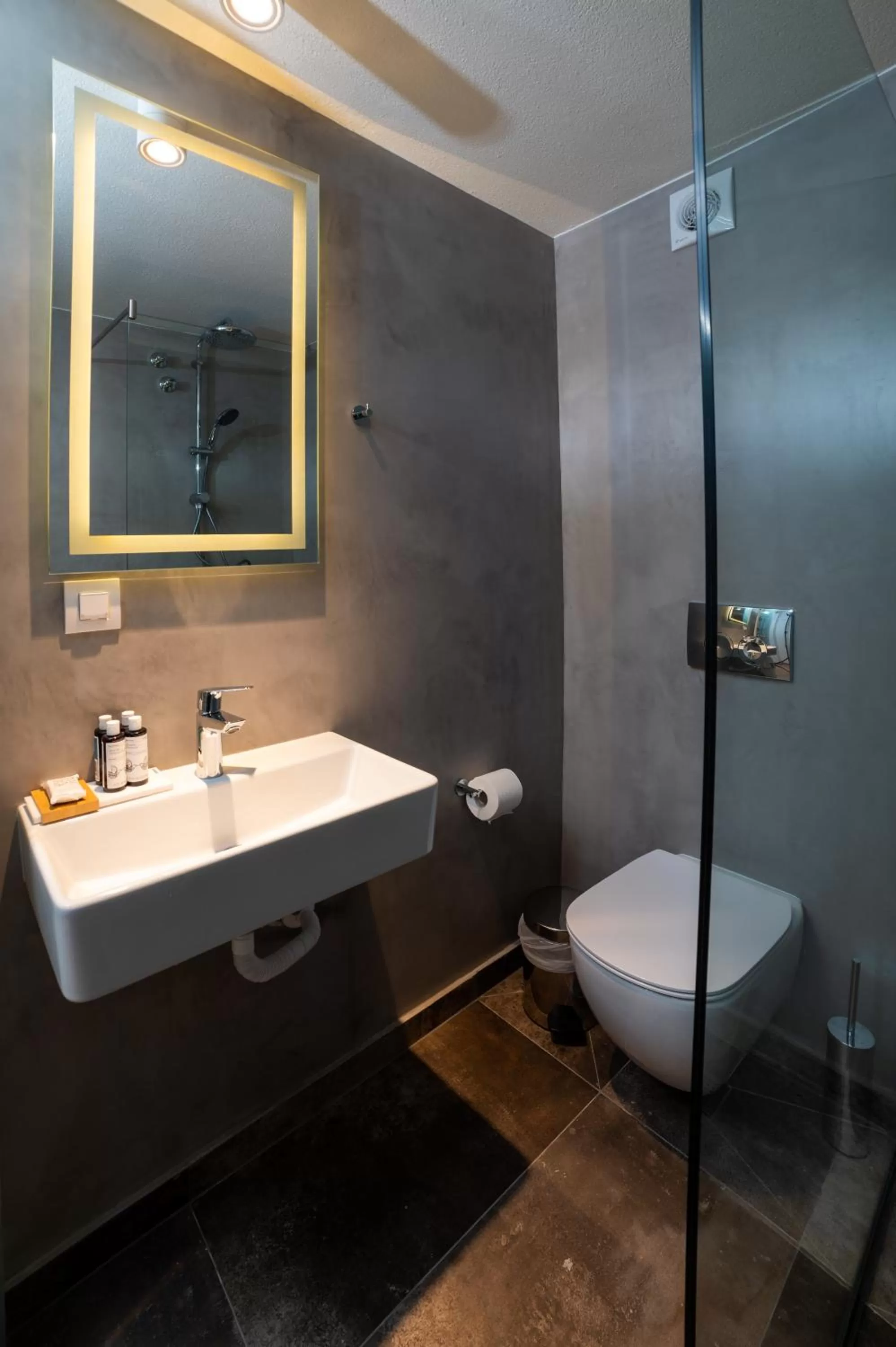 Toilet in Brettania Hotel