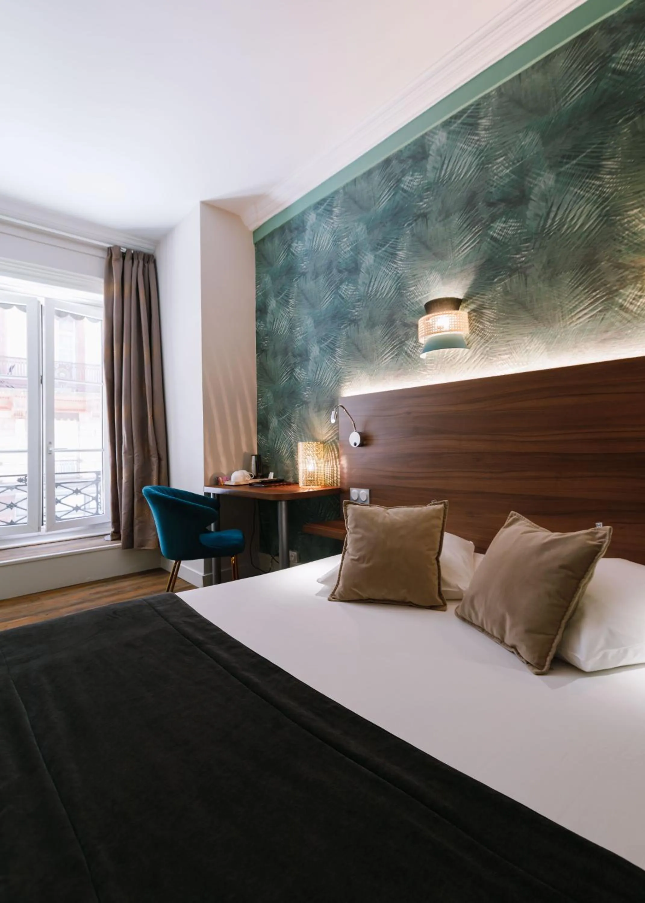 Photo of the whole room, Bed in Hôtel du Dauphin