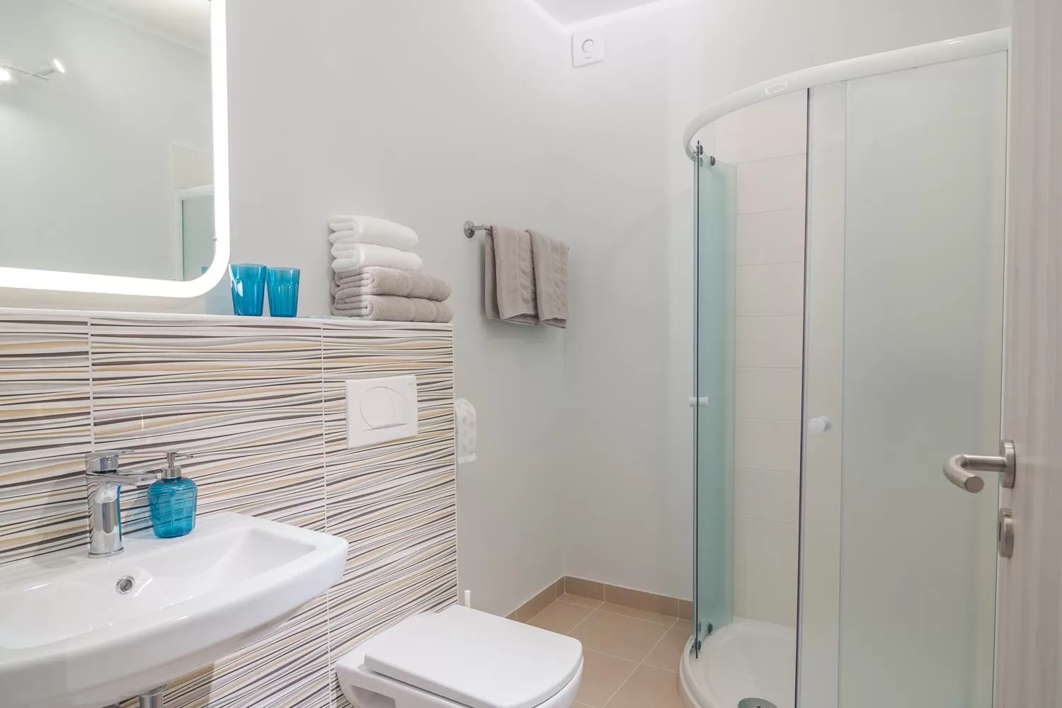 Shower, Bathroom in HOP HOUSE Garni Hotel